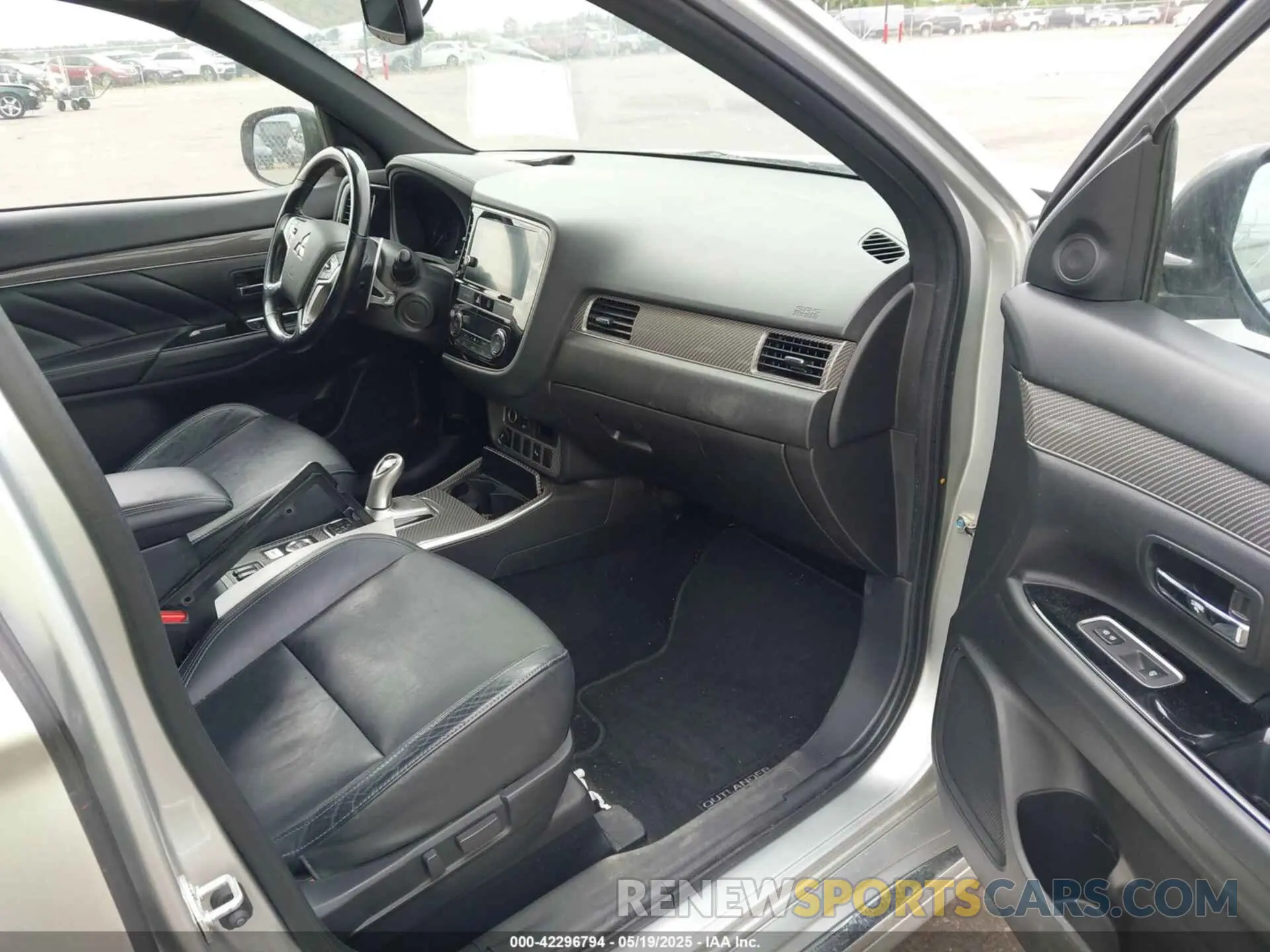 5 fotografías del automóvil dañado JA4J24A53KZ053560 MITSUBISHI OUTLANDER PHEV 2019