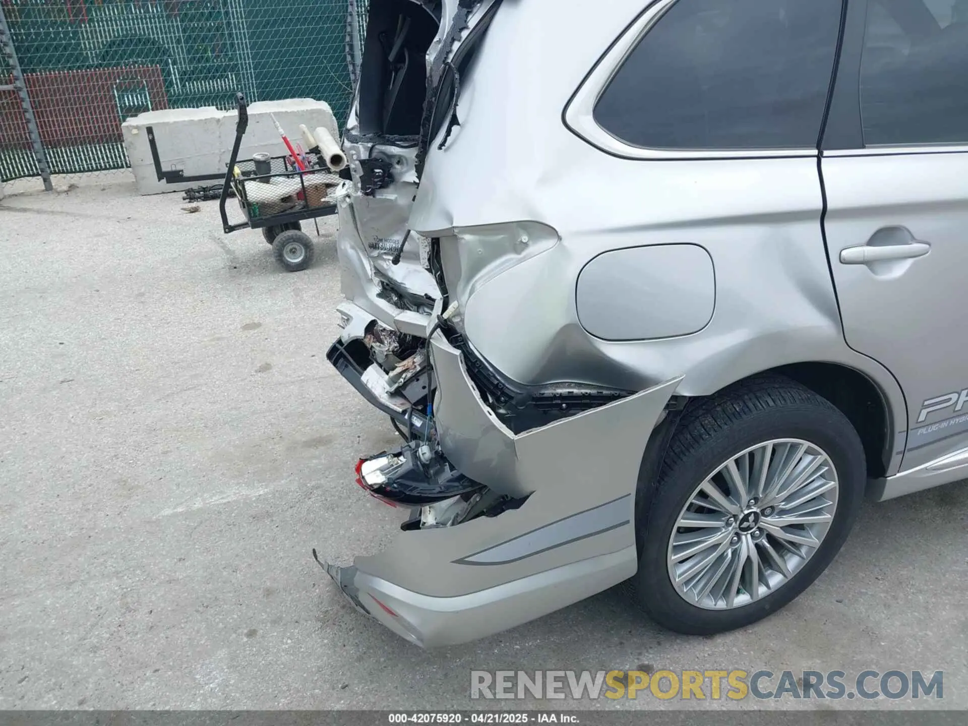 17 fotografías del automóvil dañado JA4J24A54KZ047069 MITSUBISHI OUTLANDER PHEV 2019