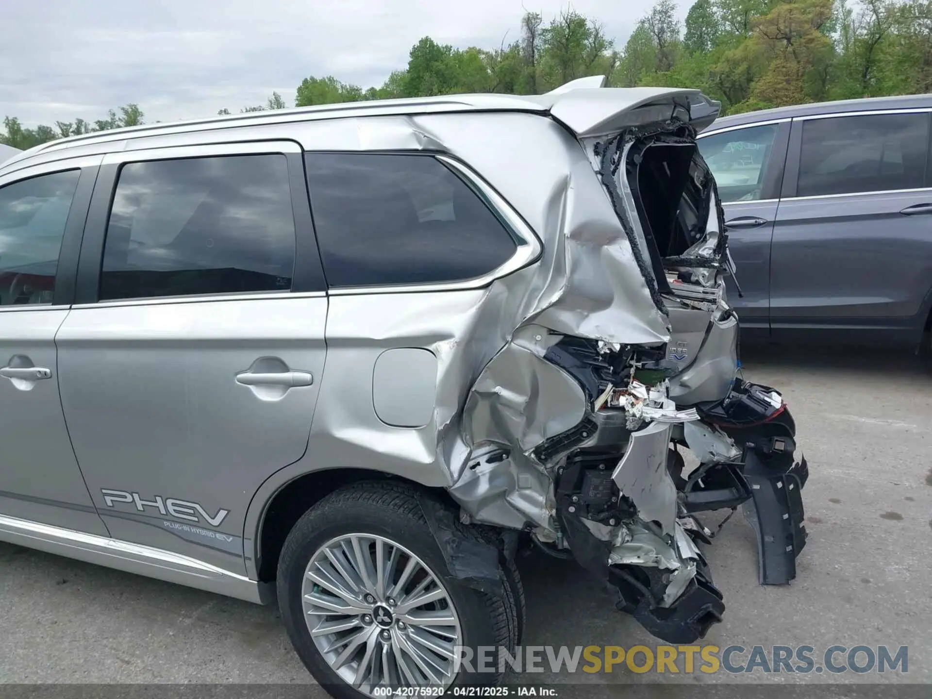 18 fotografías del automóvil dañado JA4J24A54KZ047069 MITSUBISHI OUTLANDER PHEV 2019