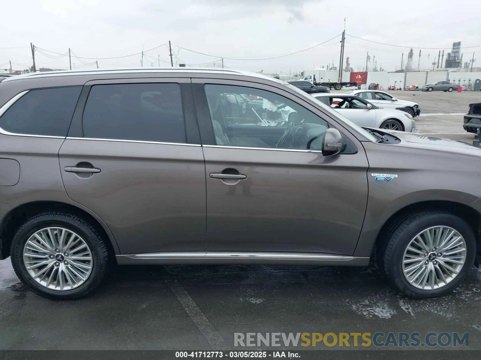 14 fotografías del automóvil dañado JA4J24A5XKZ034990 MITSUBISHI OUTLANDER PHEV 2019