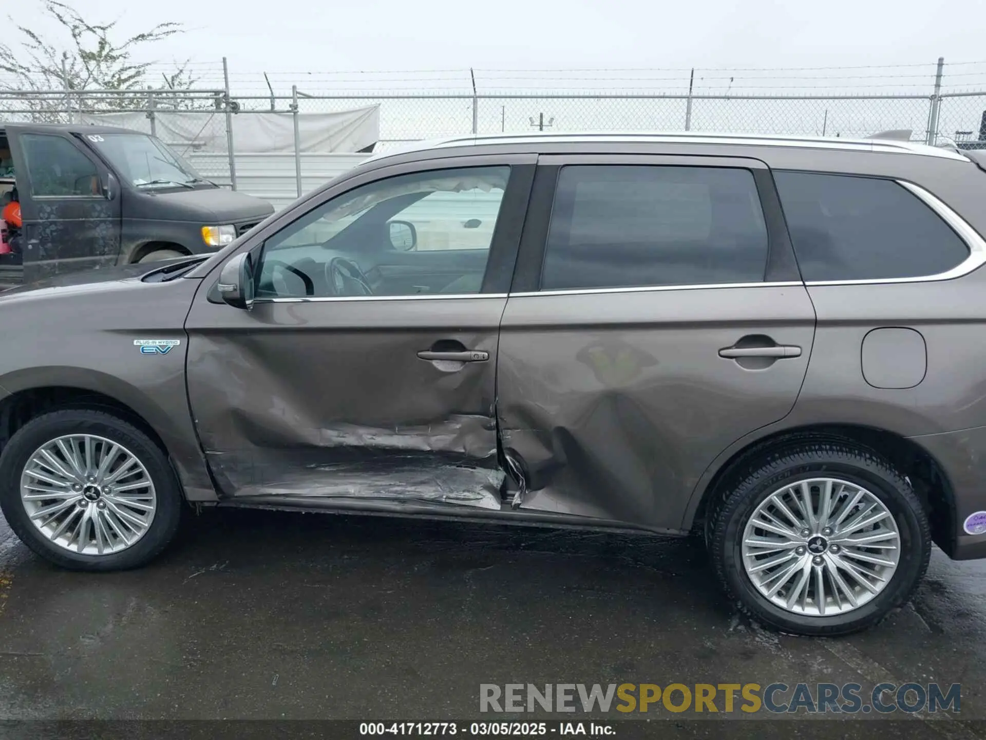 15 fotografías del automóvil dañado JA4J24A5XKZ034990 MITSUBISHI OUTLANDER PHEV 2019