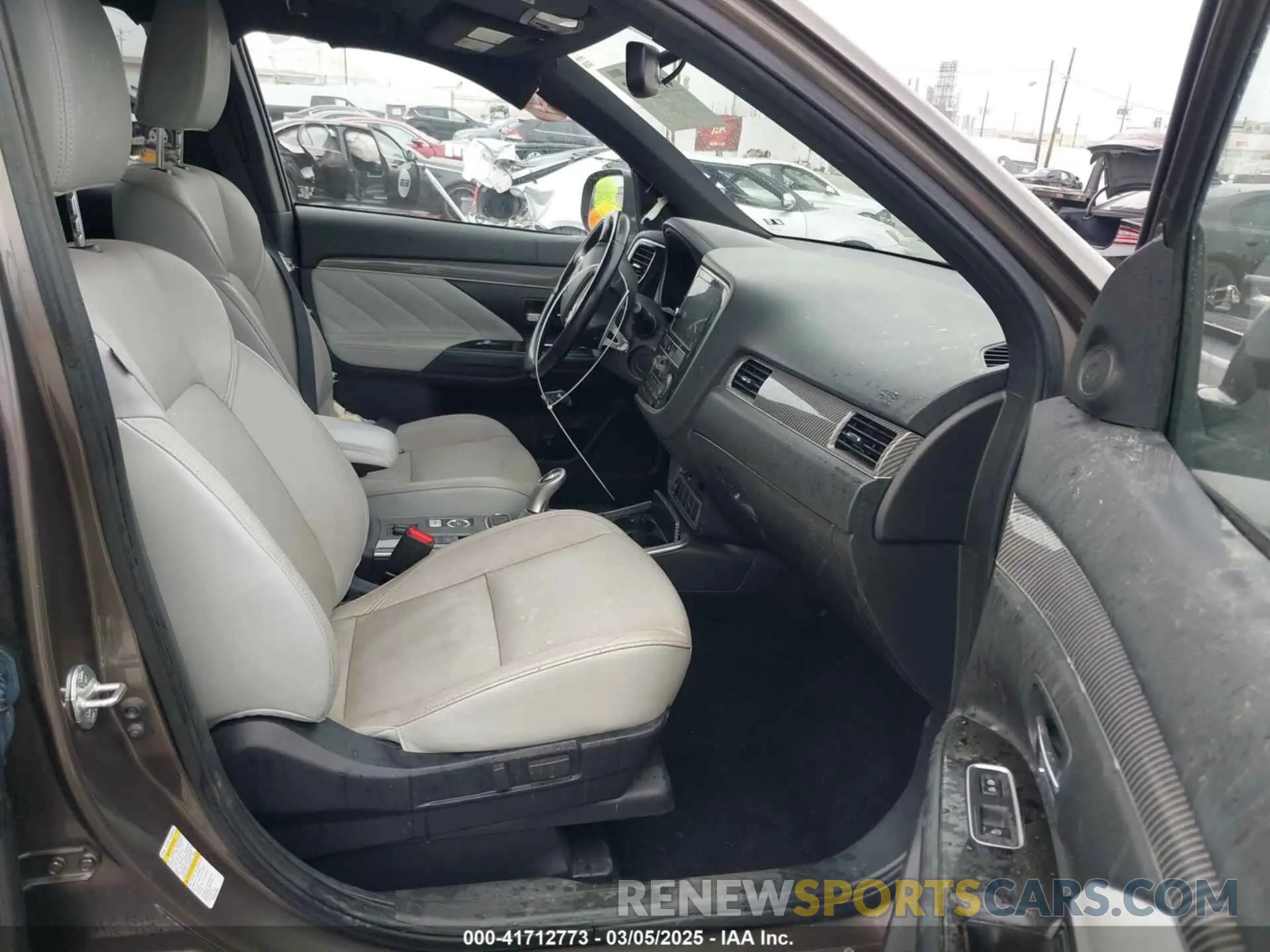 5 fotografías del automóvil dañado JA4J24A5XKZ034990 MITSUBISHI OUTLANDER PHEV 2019