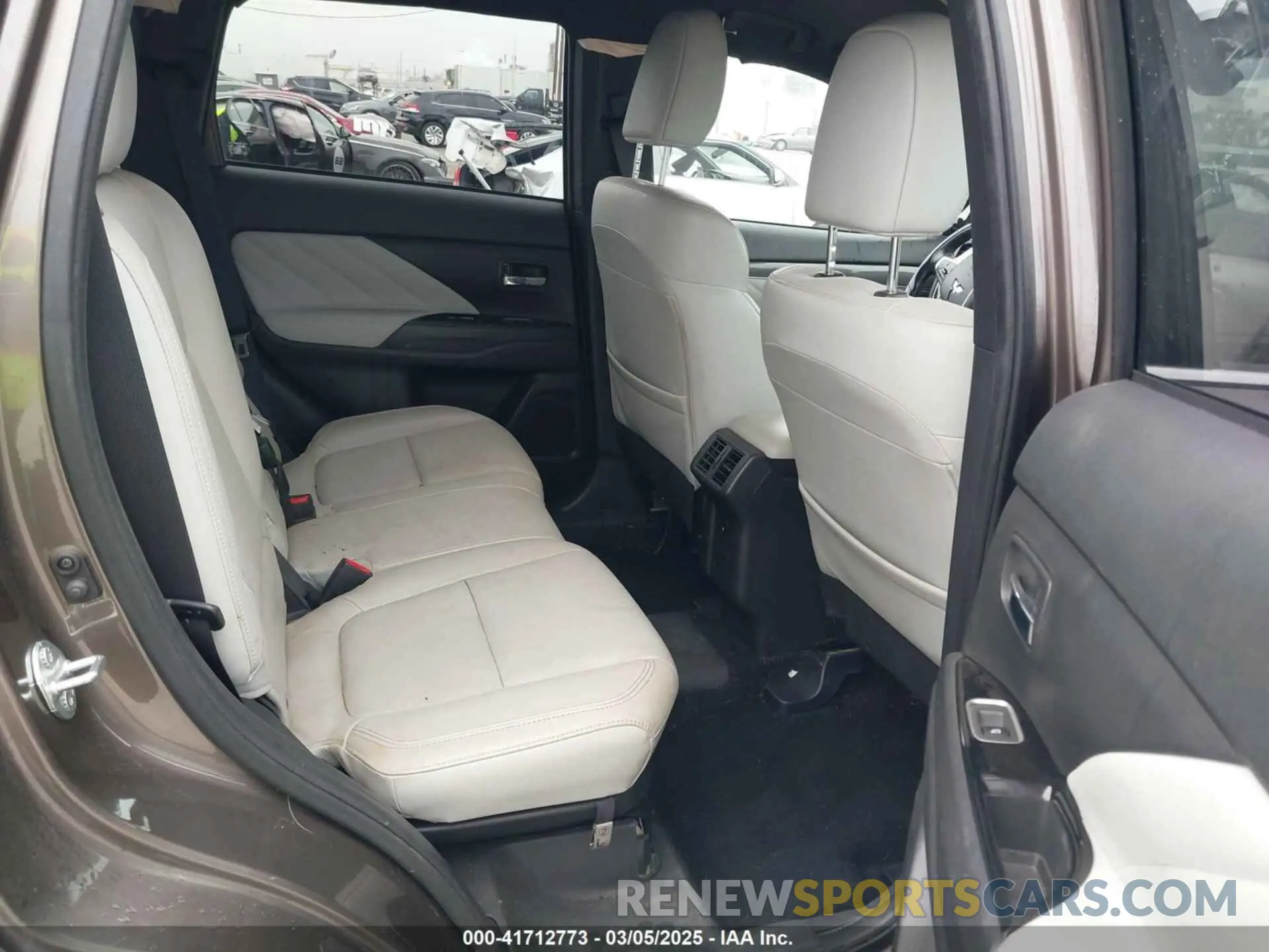 8 fotografías del automóvil dañado JA4J24A5XKZ034990 MITSUBISHI OUTLANDER PHEV 2019