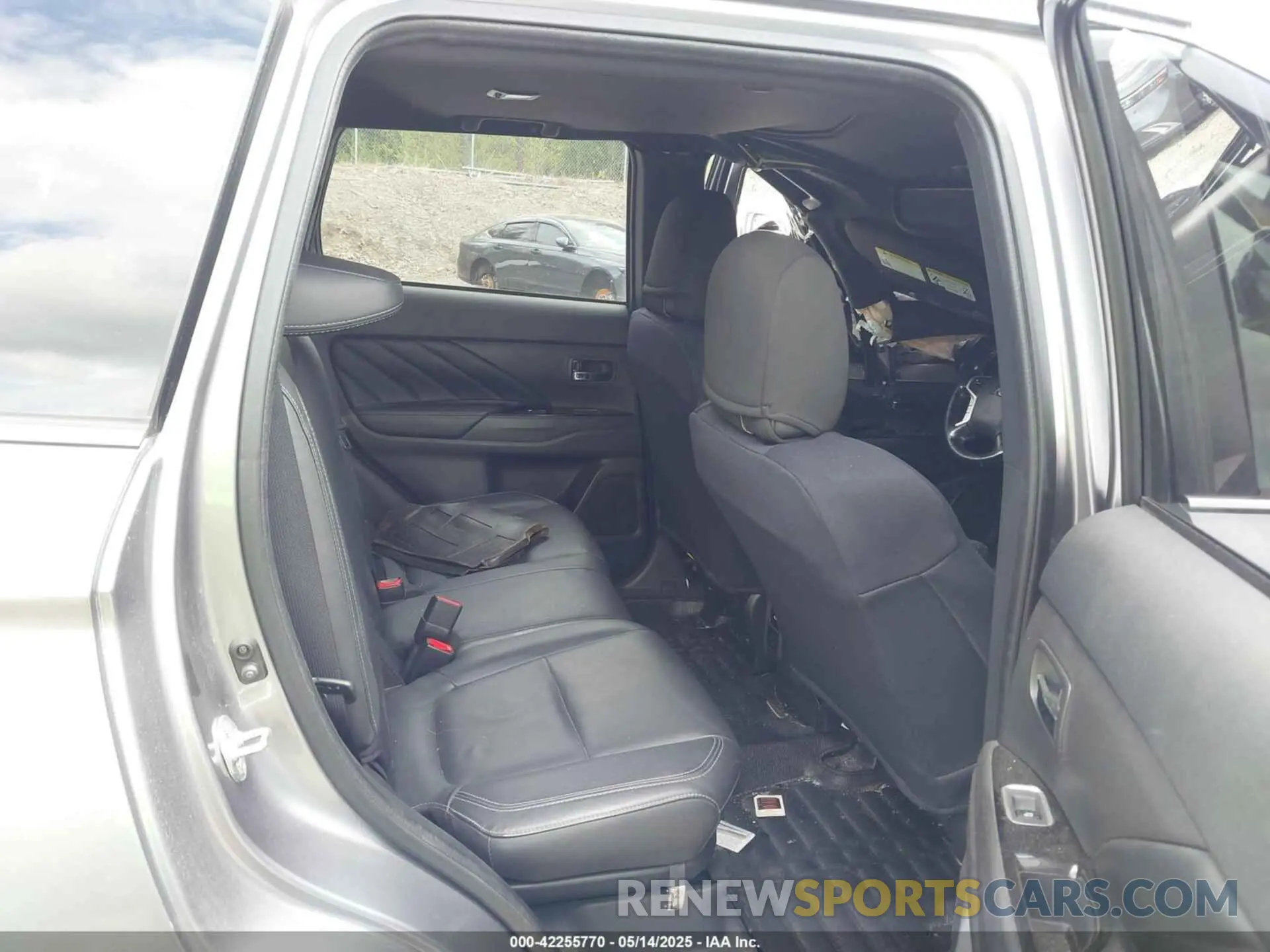 8 fotografías del automóvil dañado JA4J24A5XKZ051210 MITSUBISHI OUTLANDER PHEV 2019