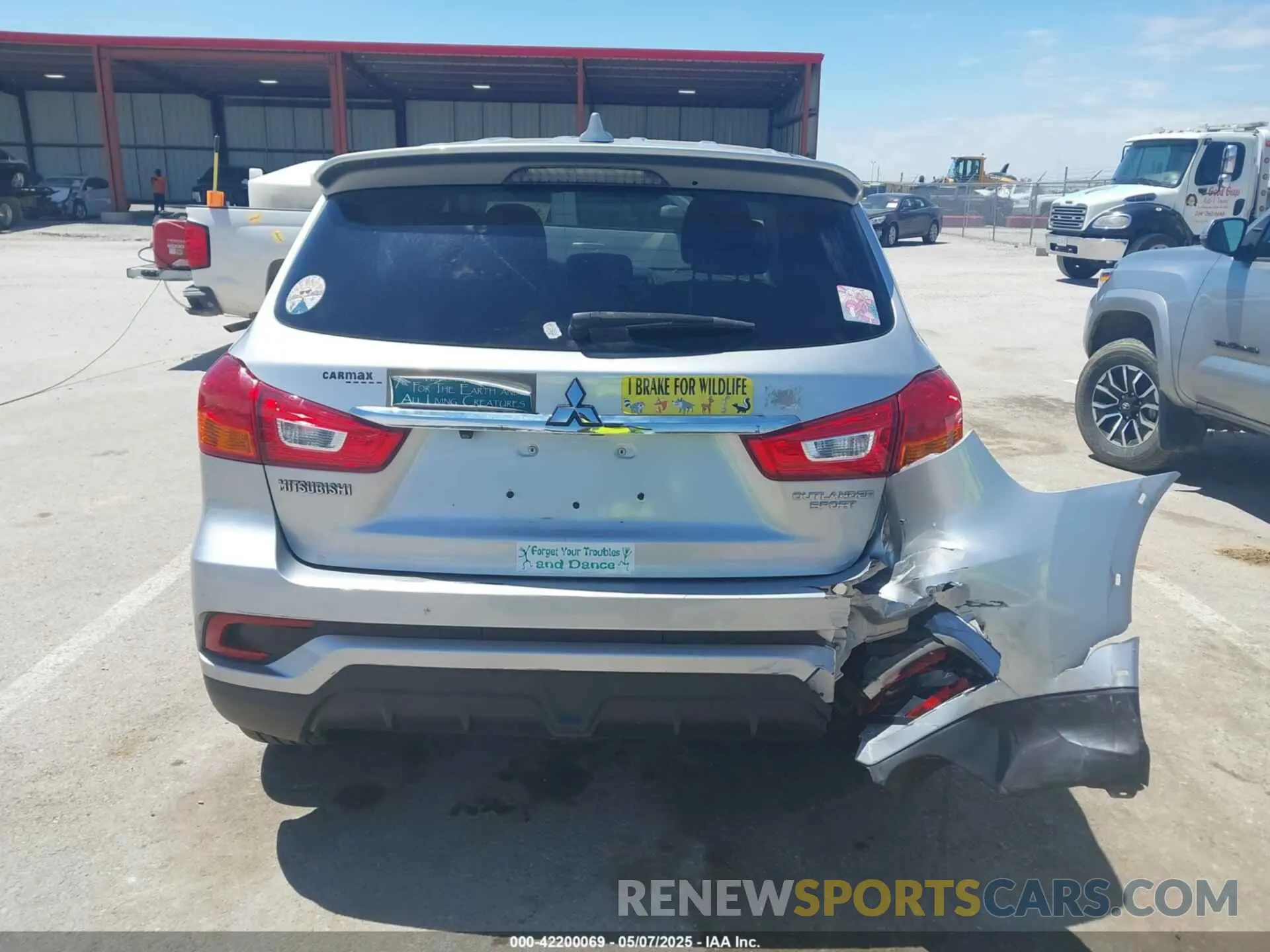 16 fotografías del automóvil dañado JA4AP3AU0KU033072 MITSUBISHI OUTLANDER SPORT 2019