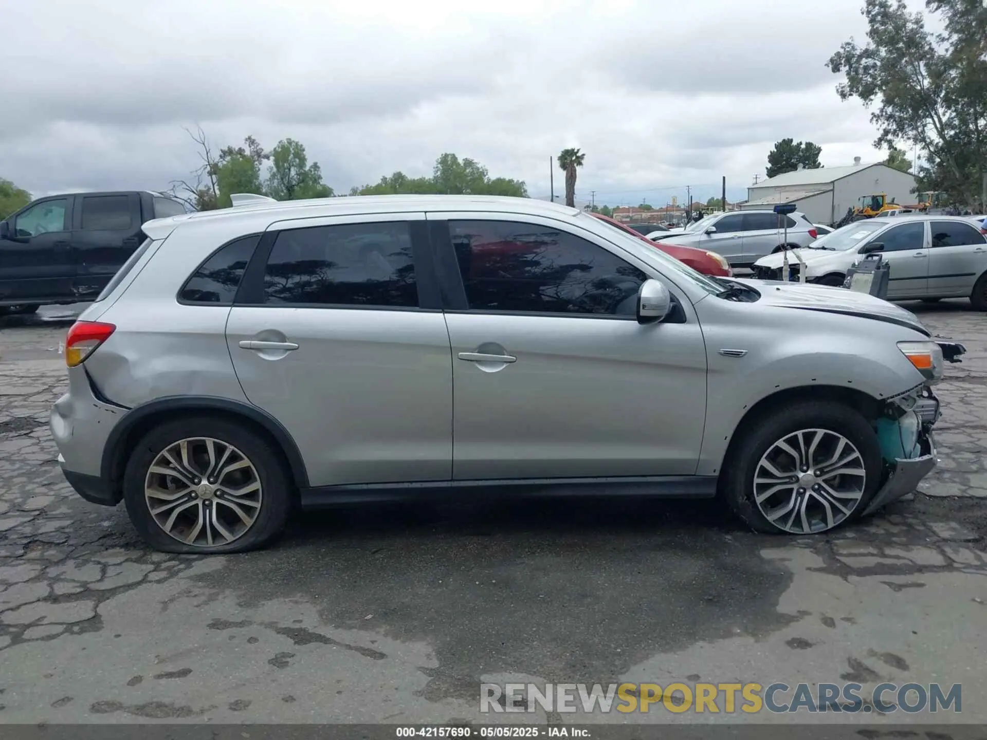 13 fotografías del automóvil dañado JA4AP3AU2KU003703 MITSUBISHI OUTLANDER SPORT 2019