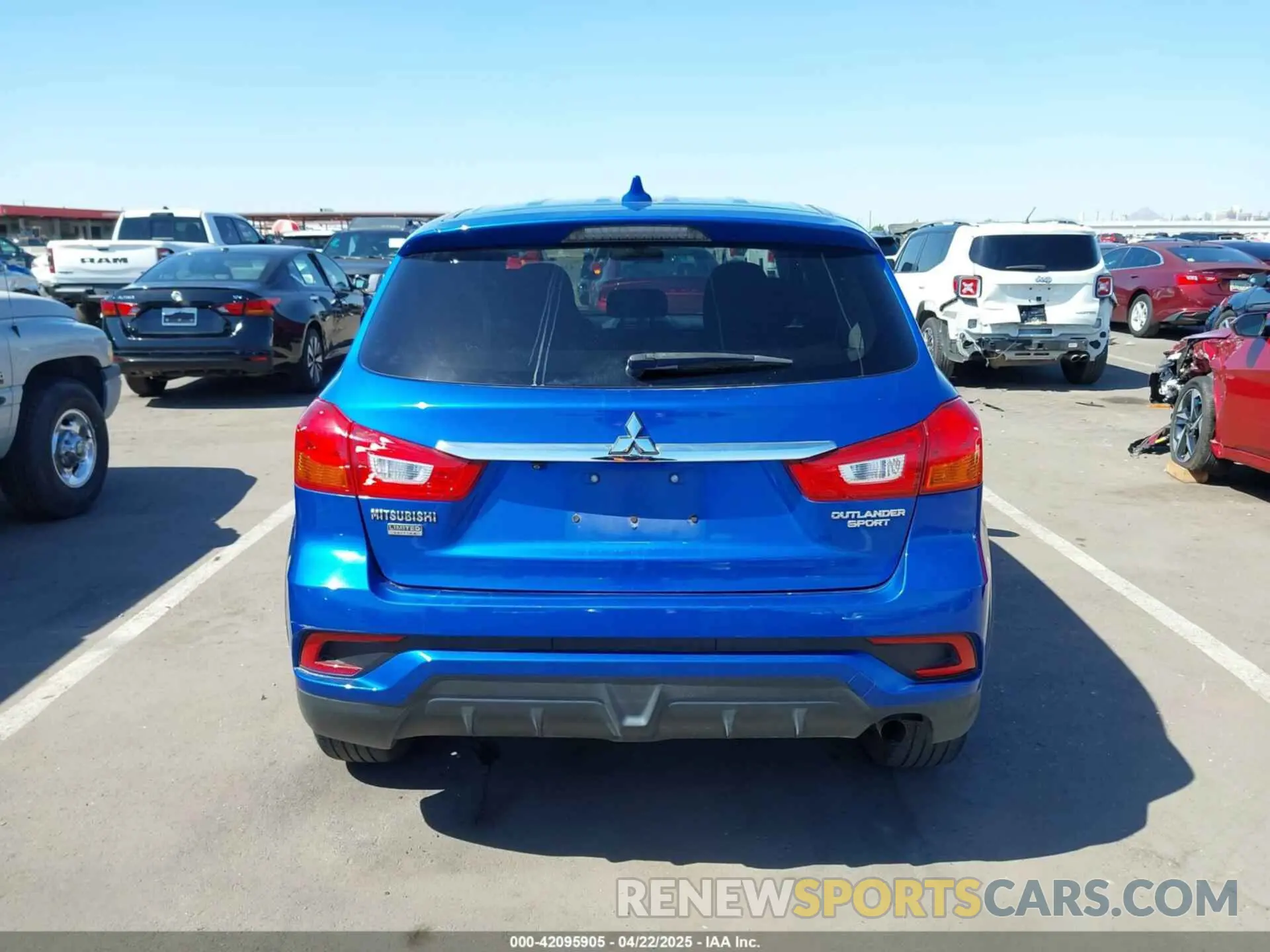 16 fotografías del automóvil dañado JA4AP3AU8KU025396 MITSUBISHI OUTLANDER SPORT 2019