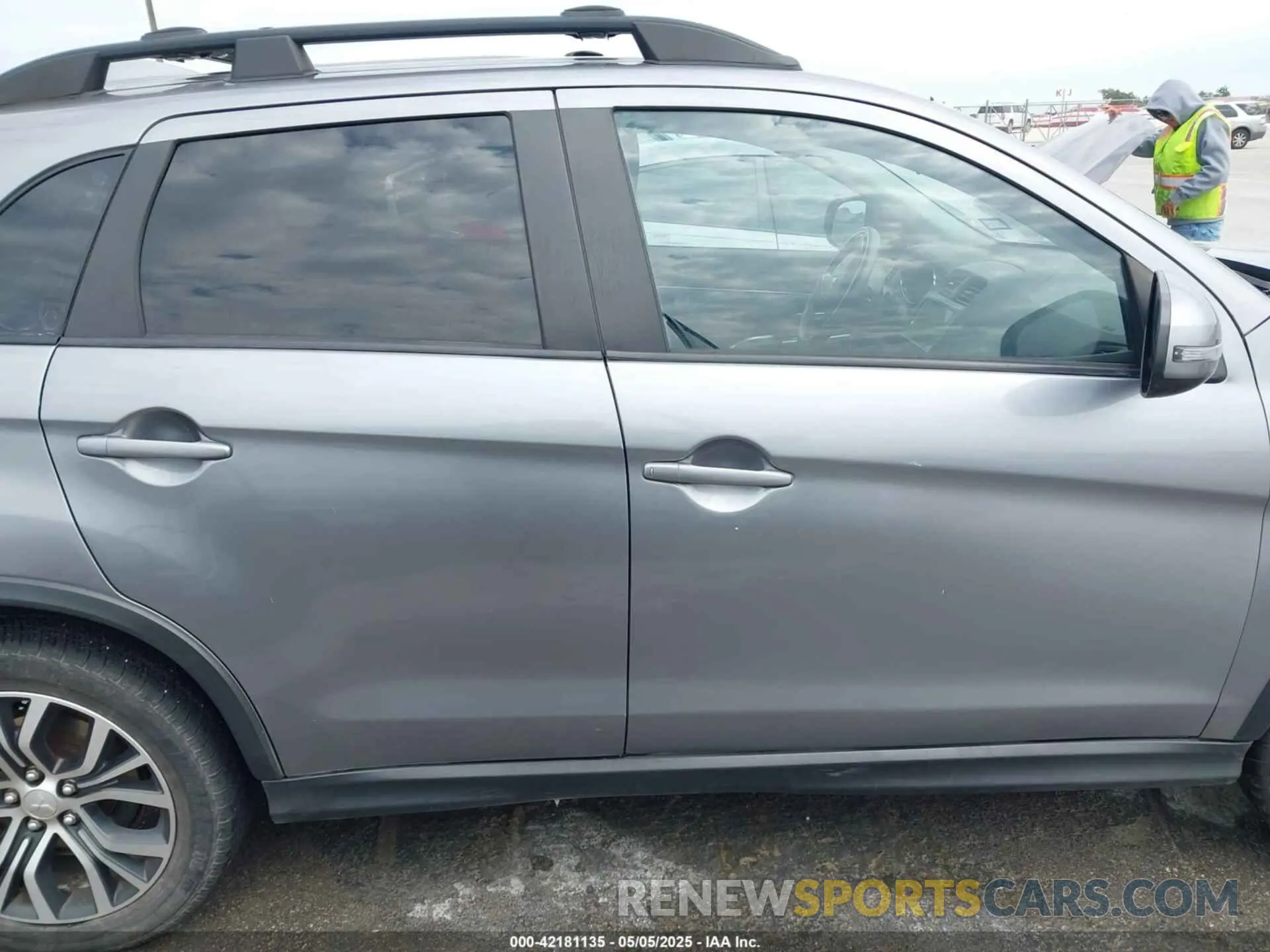 13 fotografías del automóvil dañado JA4AP4AU8KU013142 MITSUBISHI OUTLANDER SPORT 2019