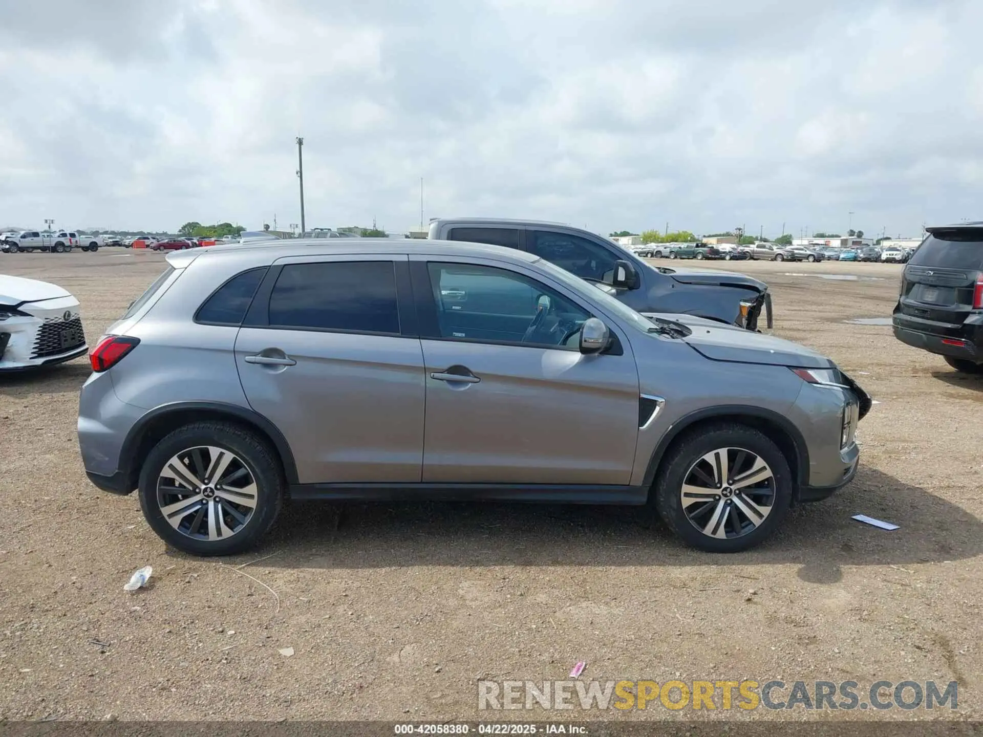 13 fotografías del automóvil dañado JA4AP4AU1LU028504 MITSUBISHI OUTLANDER SPORT 2020