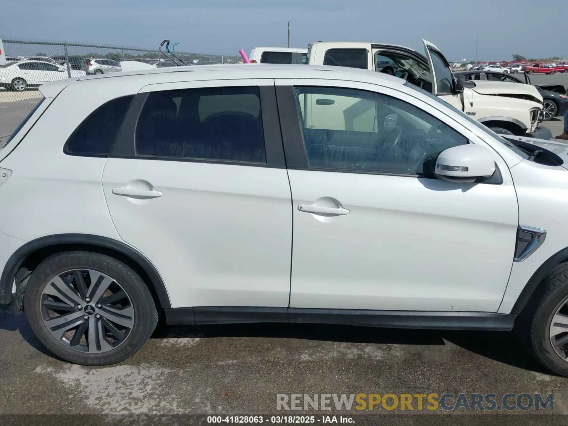 13 fotografías del automóvil dañado JA4AR3AU5LU010429 MITSUBISHI OUTLANDER SPORT 2020