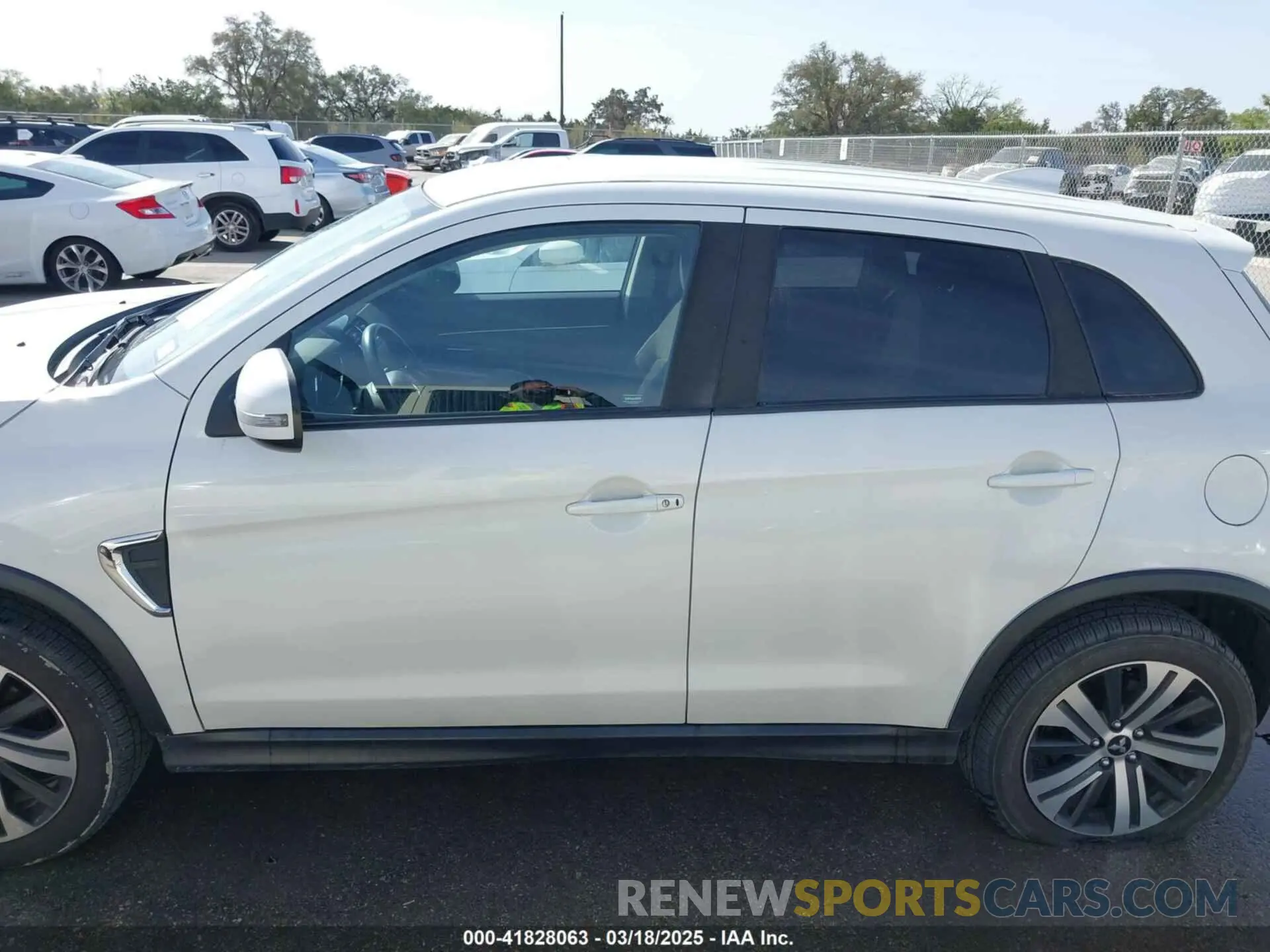 14 fotografías del automóvil dañado JA4AR3AU5LU010429 MITSUBISHI OUTLANDER SPORT 2020