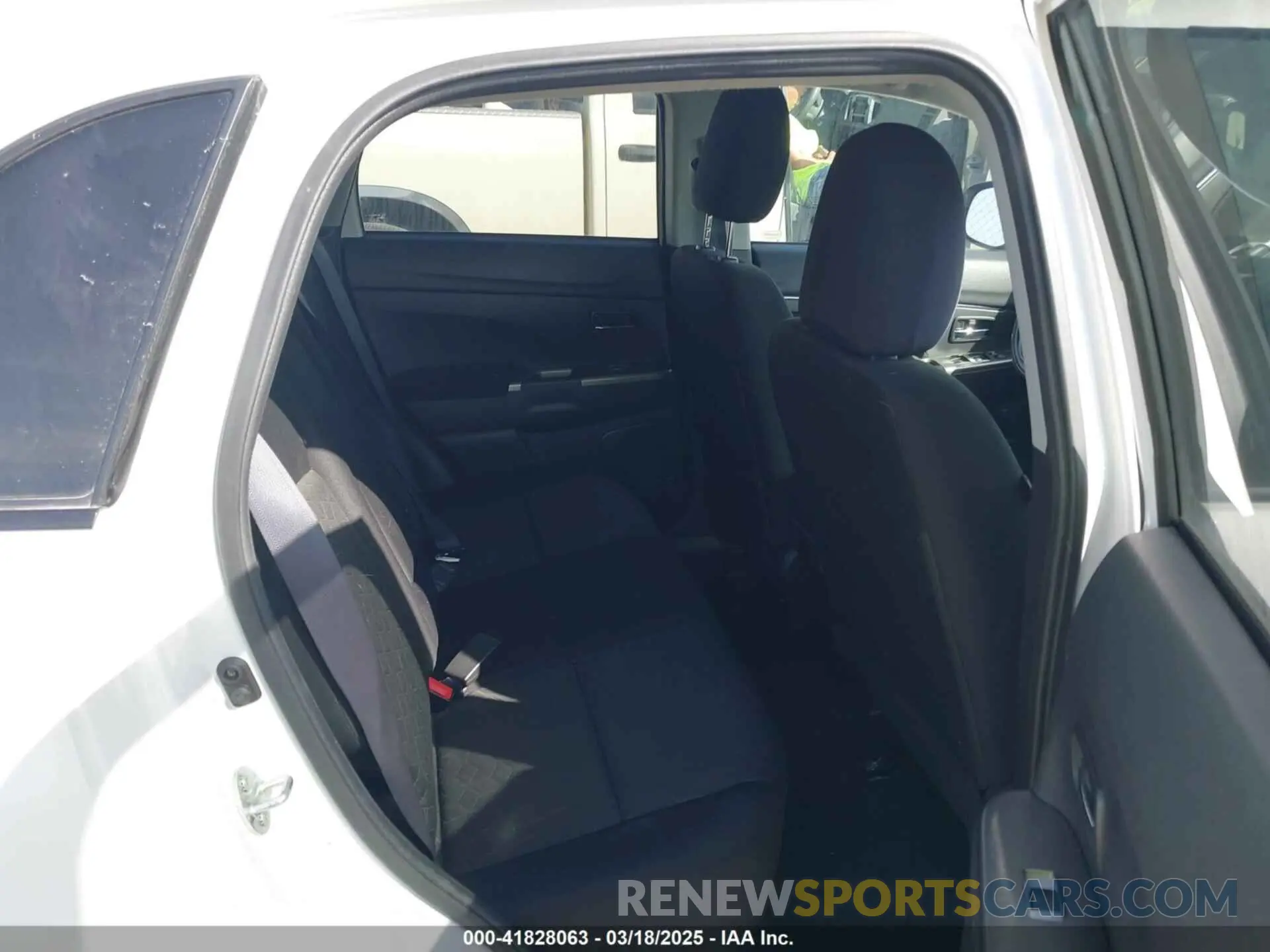 8 fotografías del automóvil dañado JA4AR3AU5LU010429 MITSUBISHI OUTLANDER SPORT 2020