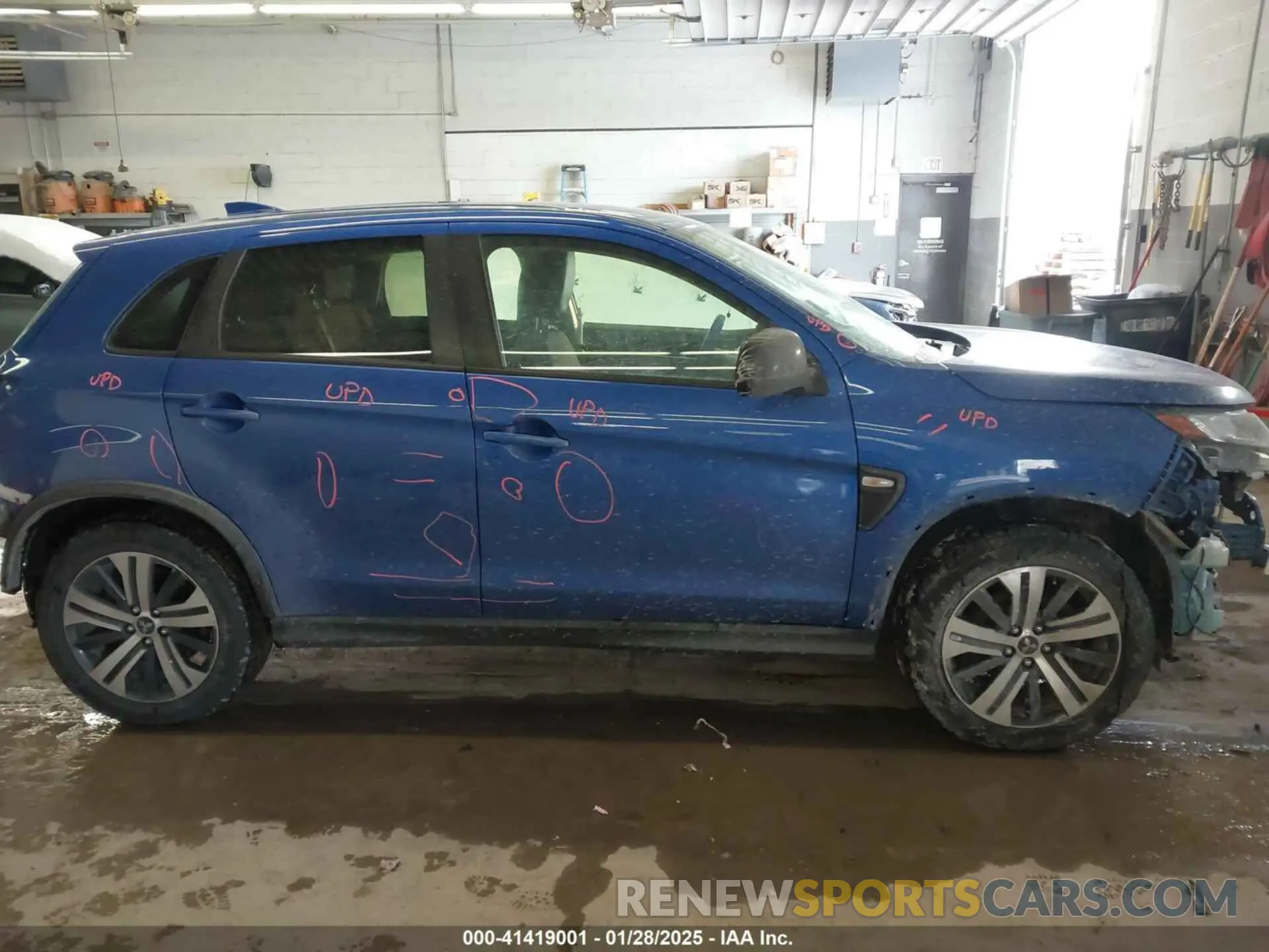 14 fotografías del automóvil dañado JA4AR3AU8LU002485 MITSUBISHI OUTLANDER SPORT 2020