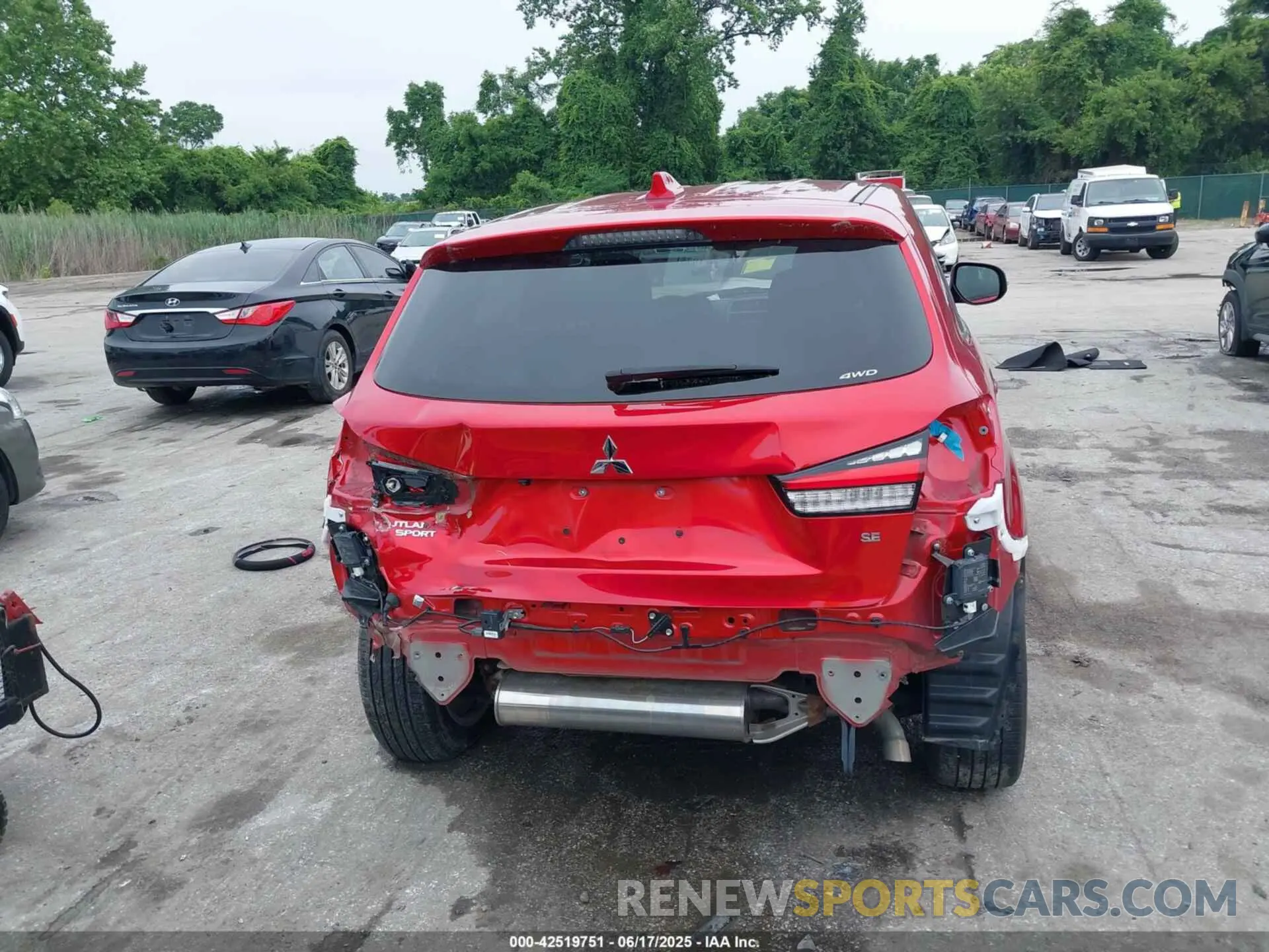 17 fotografías del automóvil dañado JA4AR3AU8LU007959 MITSUBISHI OUTLANDER SPORT 2020