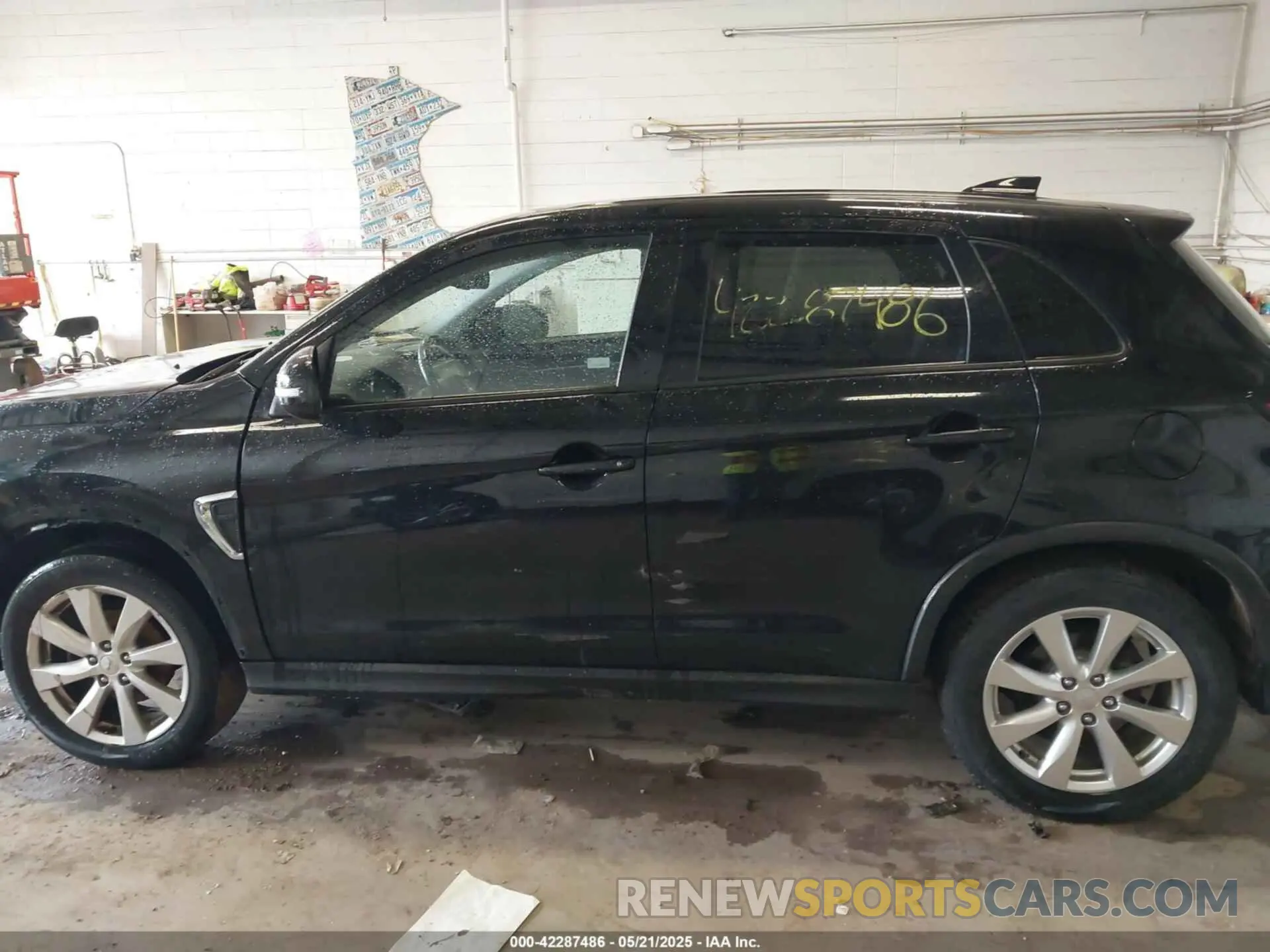 13 fotografías del automóvil dañado JA4AR3AU8LU029105 MITSUBISHI OUTLANDER SPORT 2020
