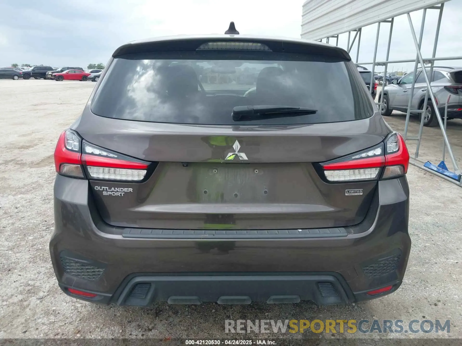 17 fotografías del automóvil dañado JA4APUAU3MU008434 MITSUBISHI OUTLANDER SPORT 2021