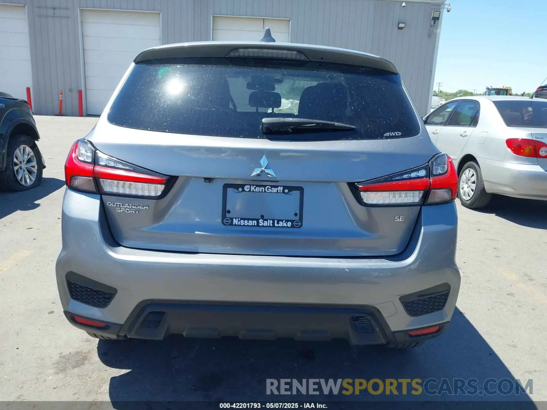17 fotografías del automóvil dañado JA4ARUAU2MU013554 MITSUBISHI OUTLANDER SPORT 2021