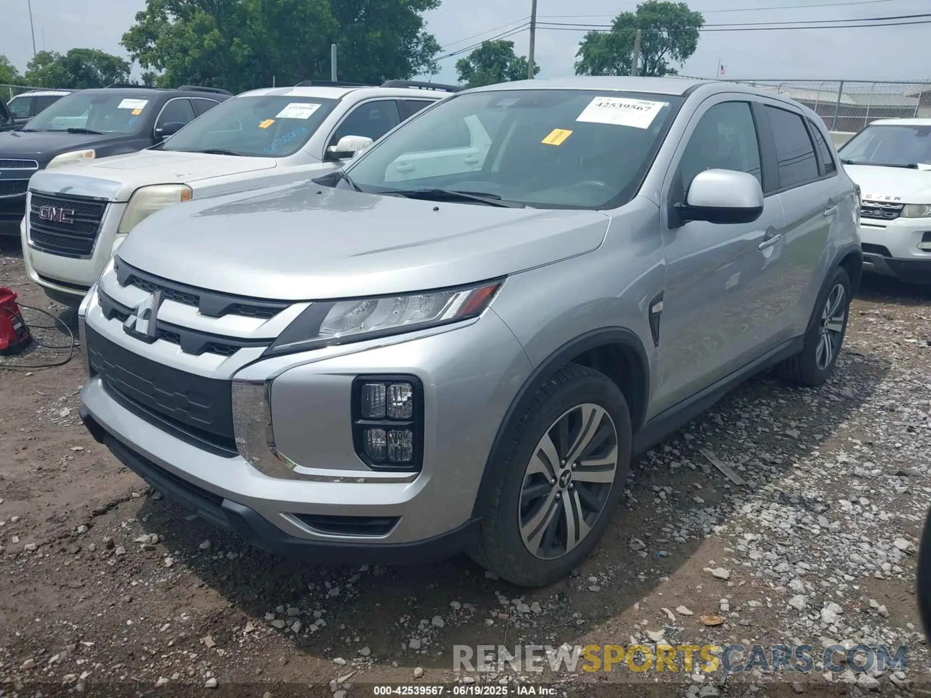2 fotografías del automóvil dañado JA4ARUAUXMU034927 MITSUBISHI OUTLANDER SPORT 2021