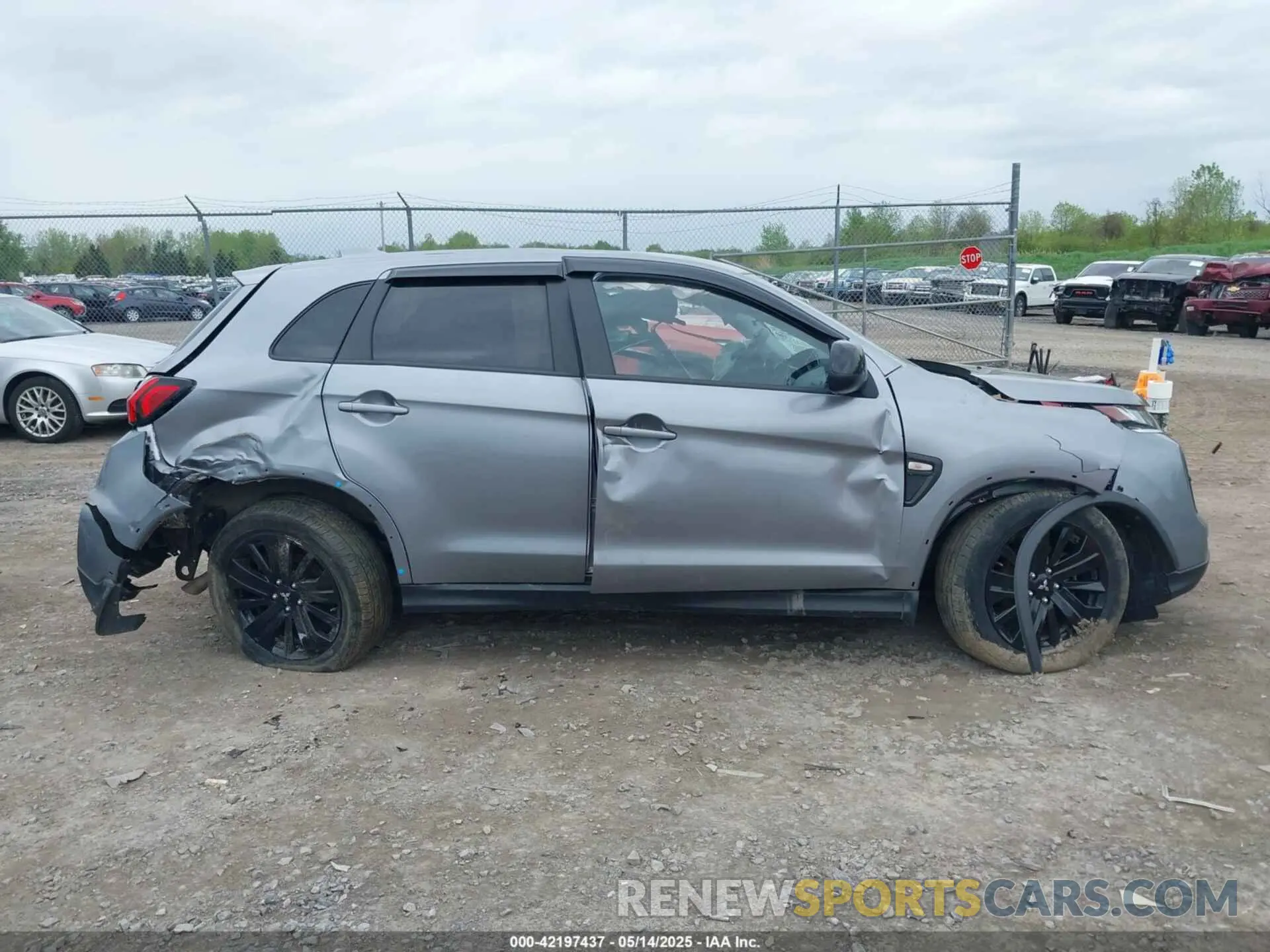 14 fotografías del automóvil dañado JA4APUAU2NU008118 MITSUBISHI OUTLANDER SPORT 2022