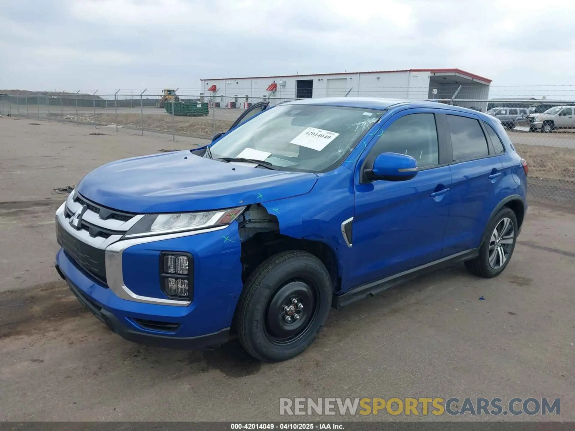 2 fotografías del automóvil dañado JA4ARUAUXPU001785 MITSUBISHI OUTLANDER SPORT 2023