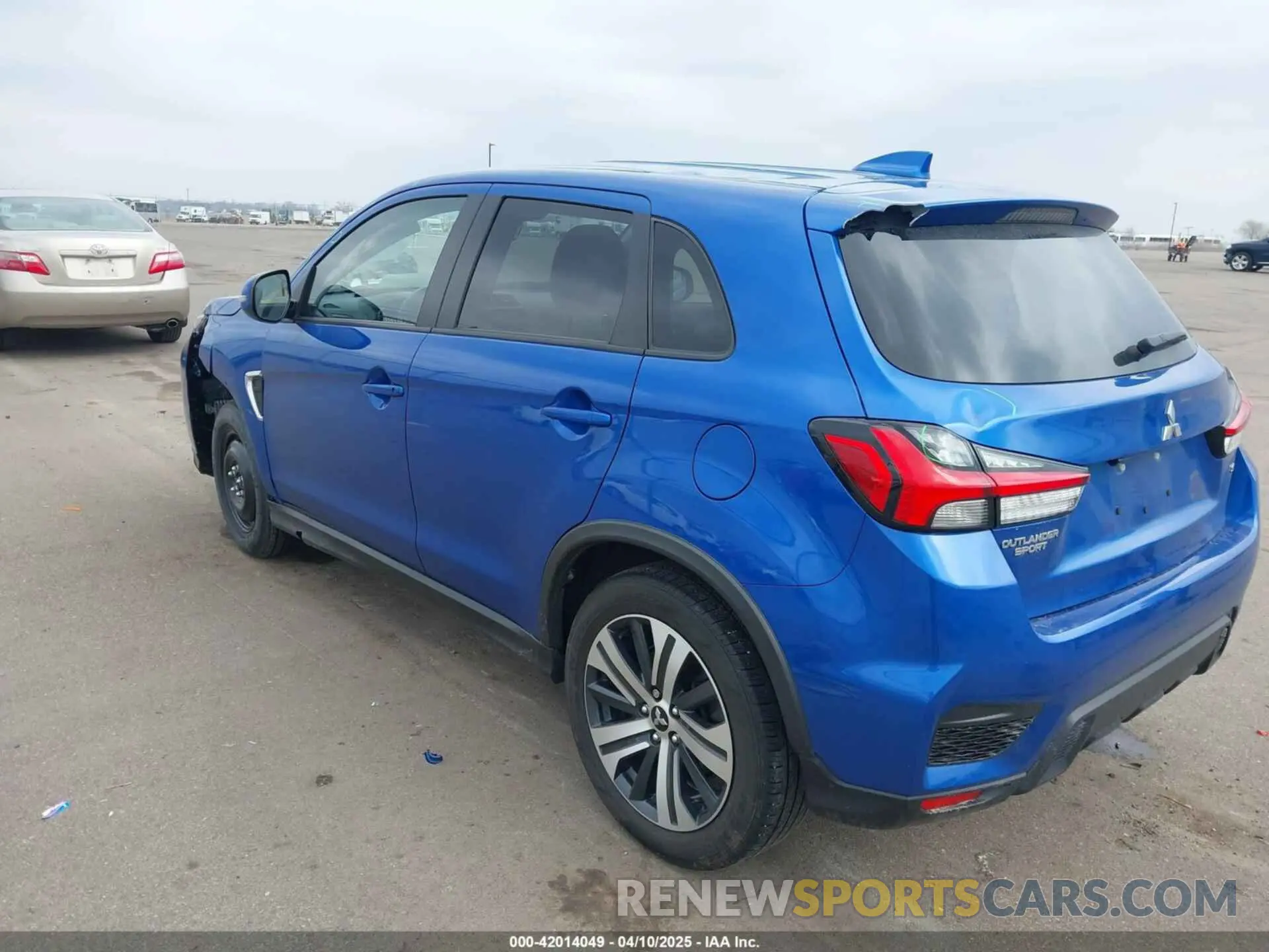 3 fotografías del automóvil dañado JA4ARUAUXPU001785 MITSUBISHI OUTLANDER SPORT 2023
