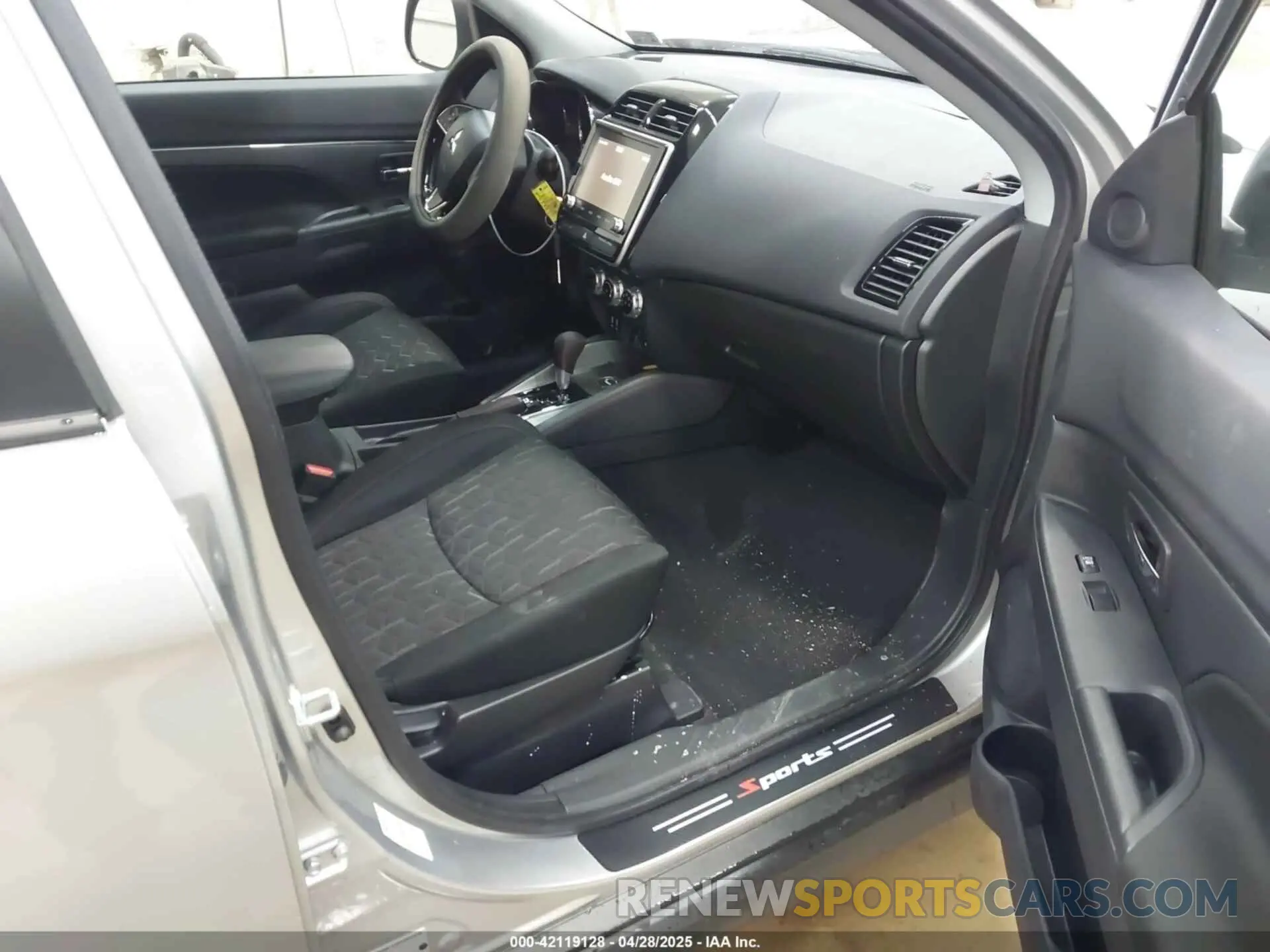 5 fotografías del automóvil dañado JA4ARUAU0RU018078 MITSUBISHI OUTLANDER SPORT 2024