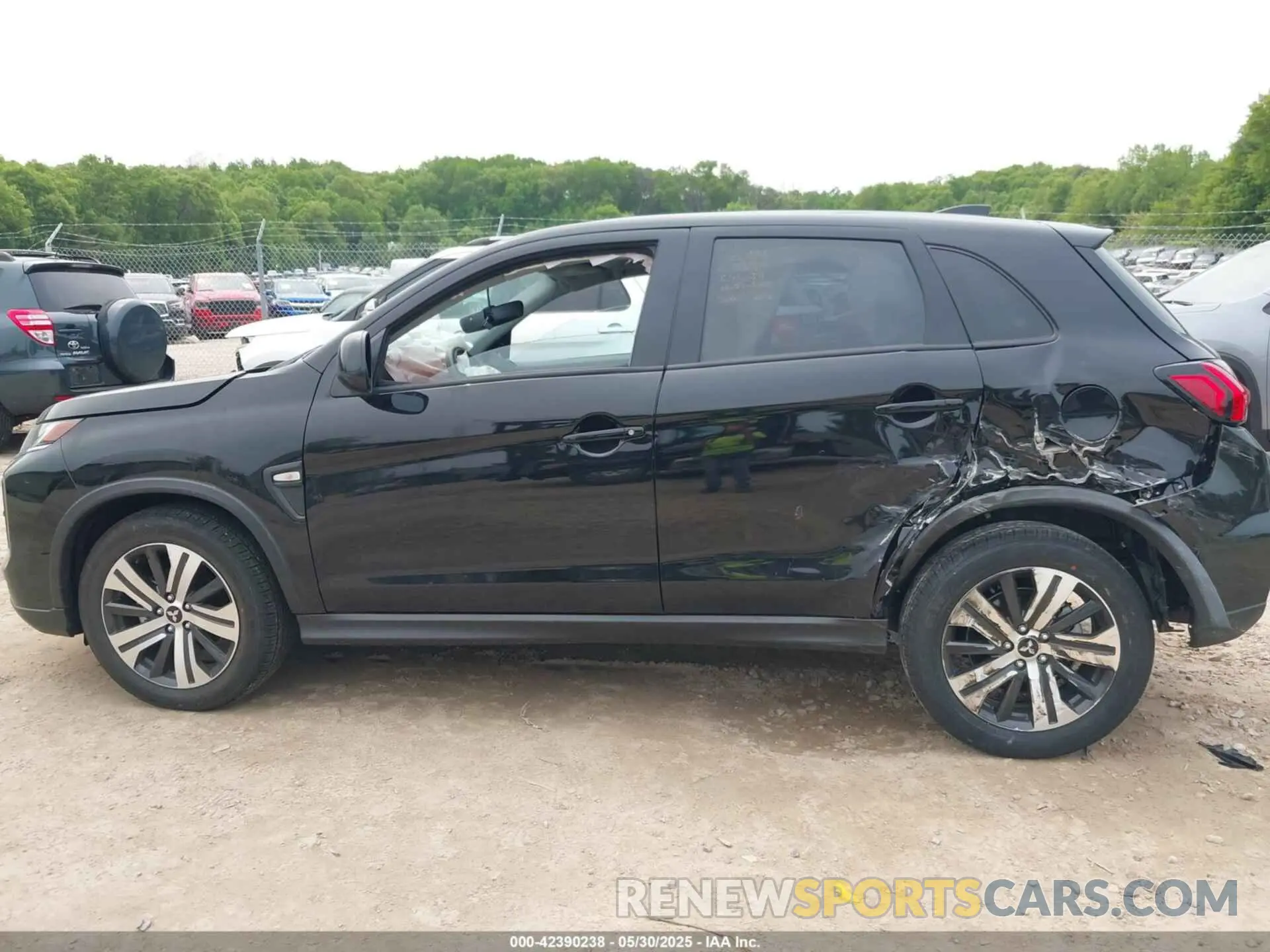 14 fotografías del automóvil dañado JA4ARUAU0RU023555 MITSUBISHI OUTLANDER SPORT 2024