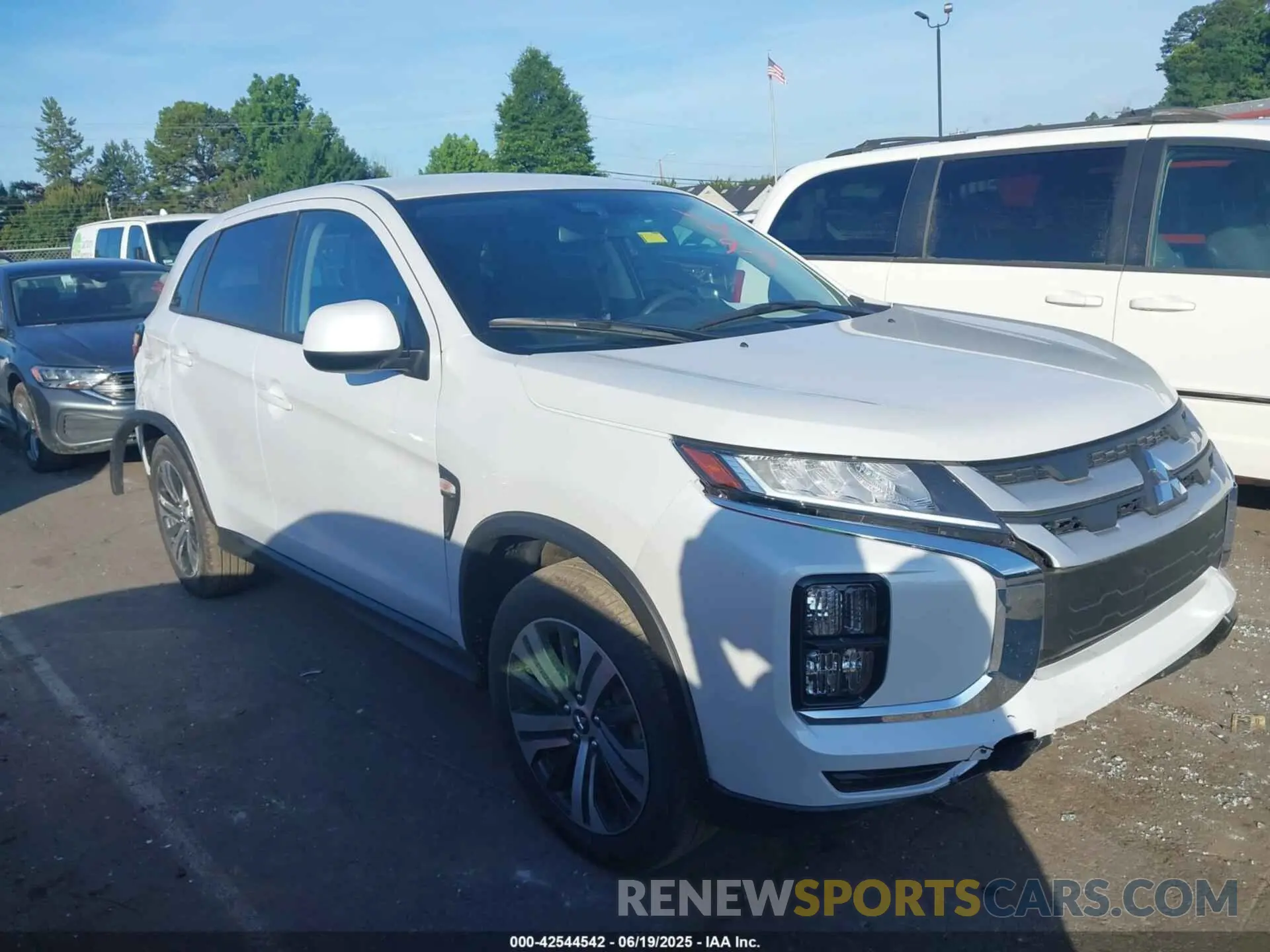 13 fotografías del automóvil dañado JA4ARUAU0RU025872 MITSUBISHI OUTLANDER SPORT 2024