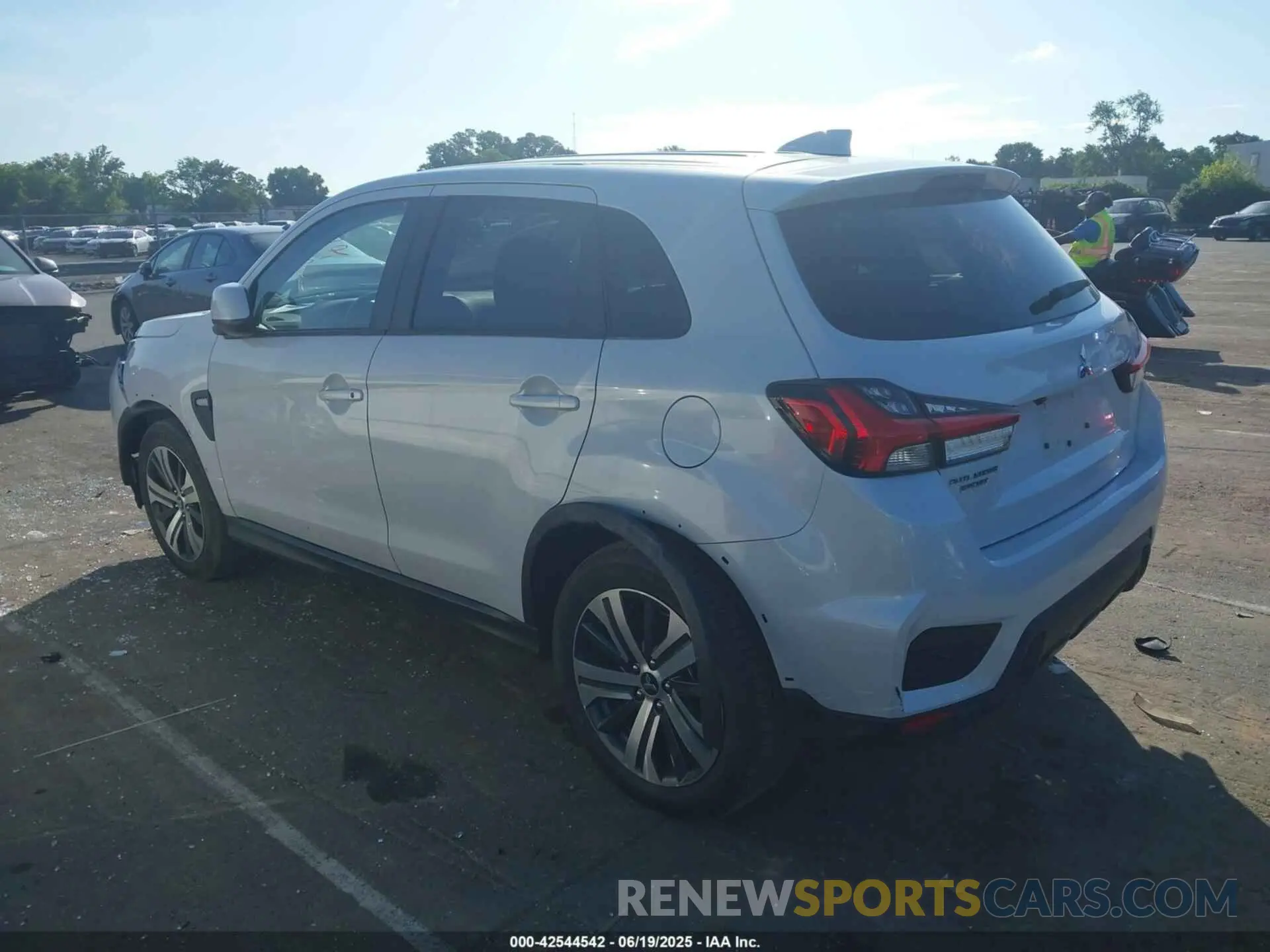 14 fotografías del automóvil dañado JA4ARUAU0RU025872 MITSUBISHI OUTLANDER SPORT 2024