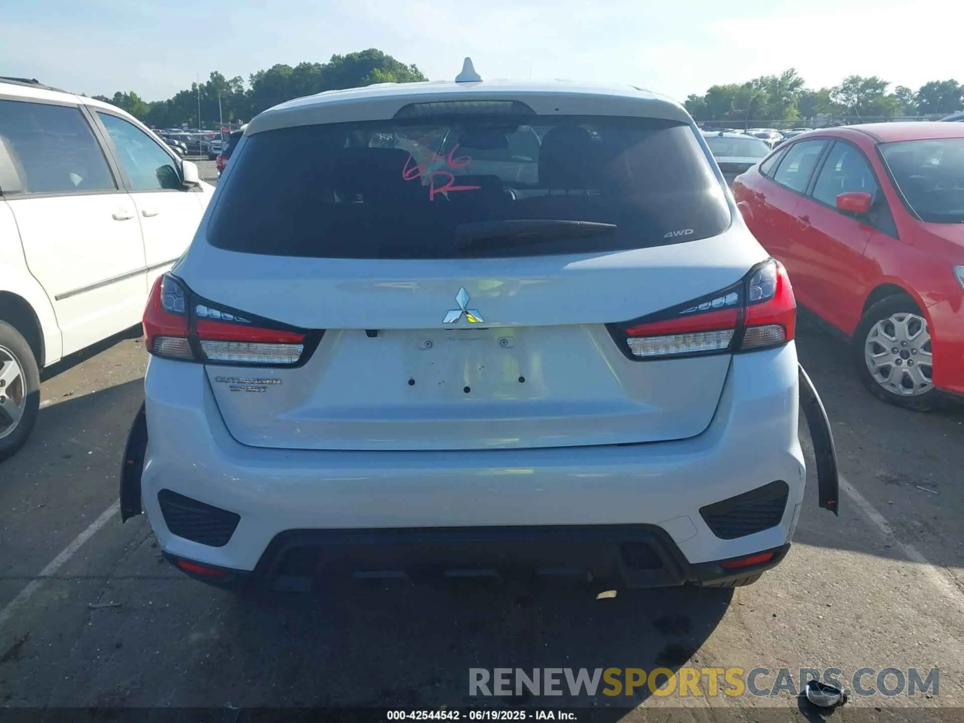 16 fotografías del automóvil dañado JA4ARUAU0RU025872 MITSUBISHI OUTLANDER SPORT 2024