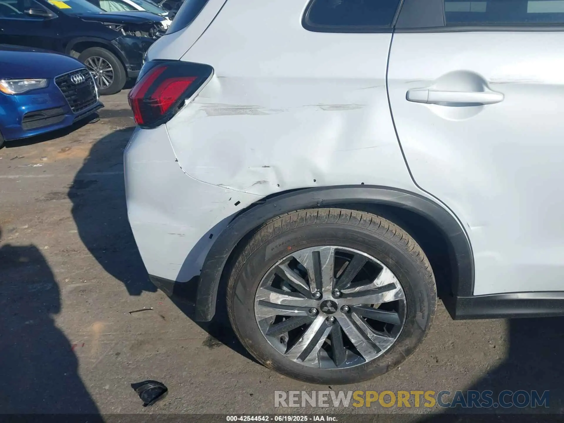 18 fotografías del automóvil dañado JA4ARUAU0RU025872 MITSUBISHI OUTLANDER SPORT 2024