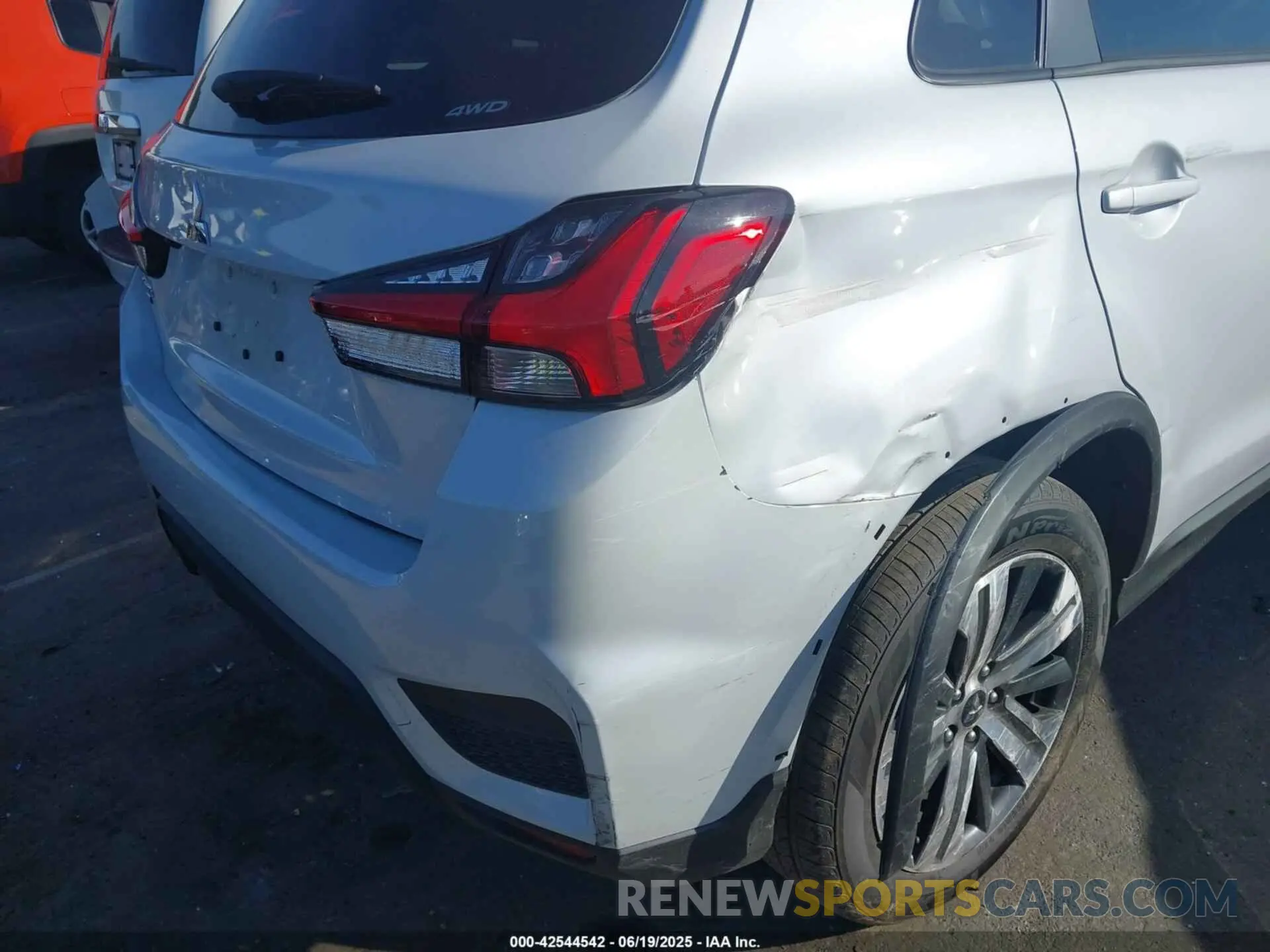 19 fotografías del automóvil dañado JA4ARUAU0RU025872 MITSUBISHI OUTLANDER SPORT 2024