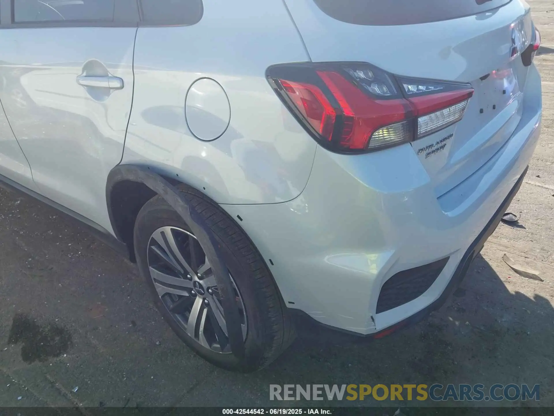 20 fotografías del automóvil dañado JA4ARUAU0RU025872 MITSUBISHI OUTLANDER SPORT 2024