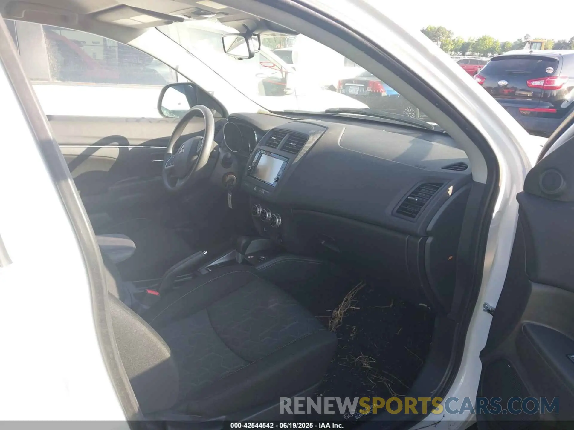 5 fotografías del automóvil dañado JA4ARUAU0RU025872 MITSUBISHI OUTLANDER SPORT 2024