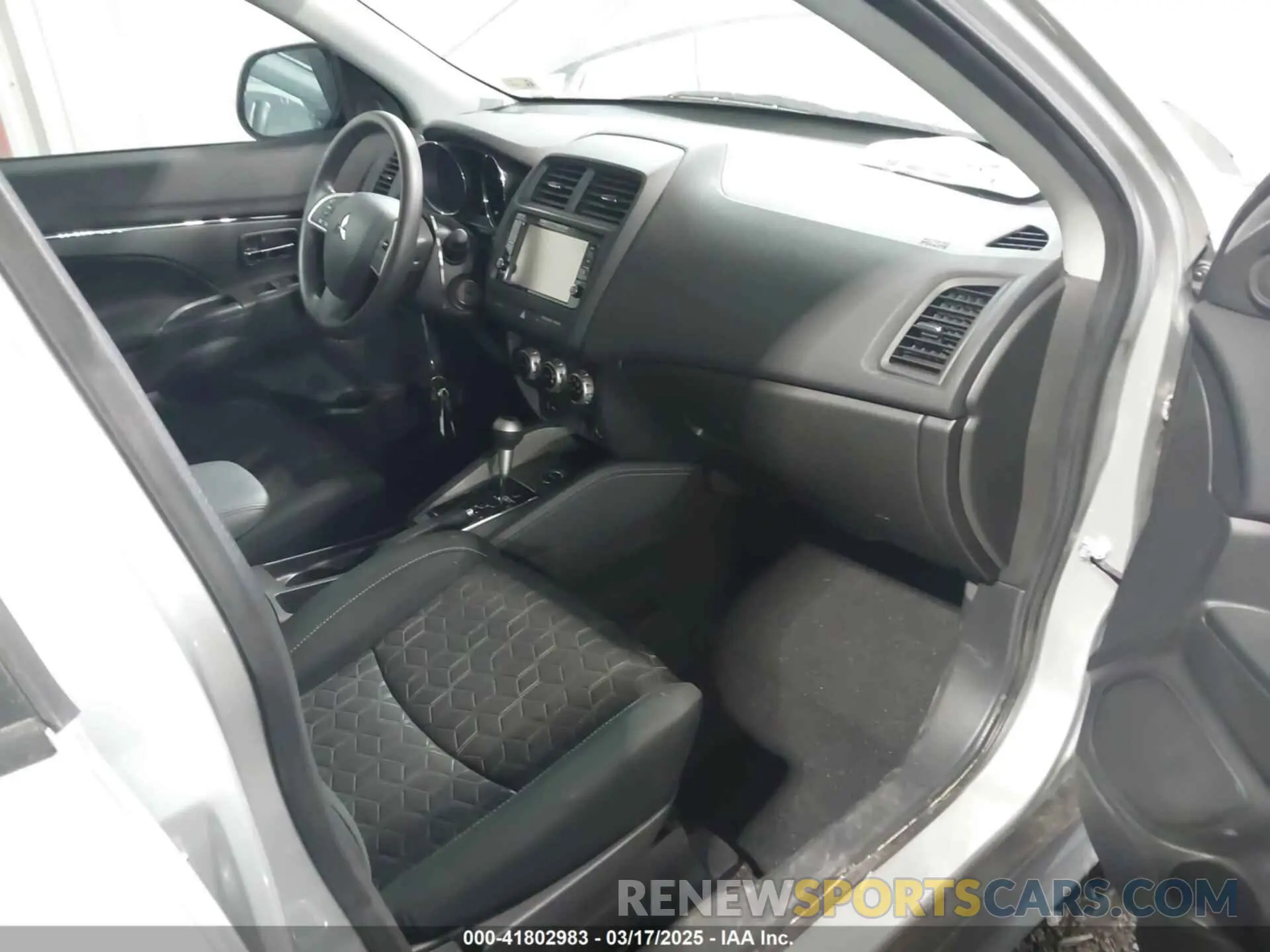 5 fotografías del automóvil dañado JA4ARUAU2RU013738 MITSUBISHI OUTLANDER SPORT 2024