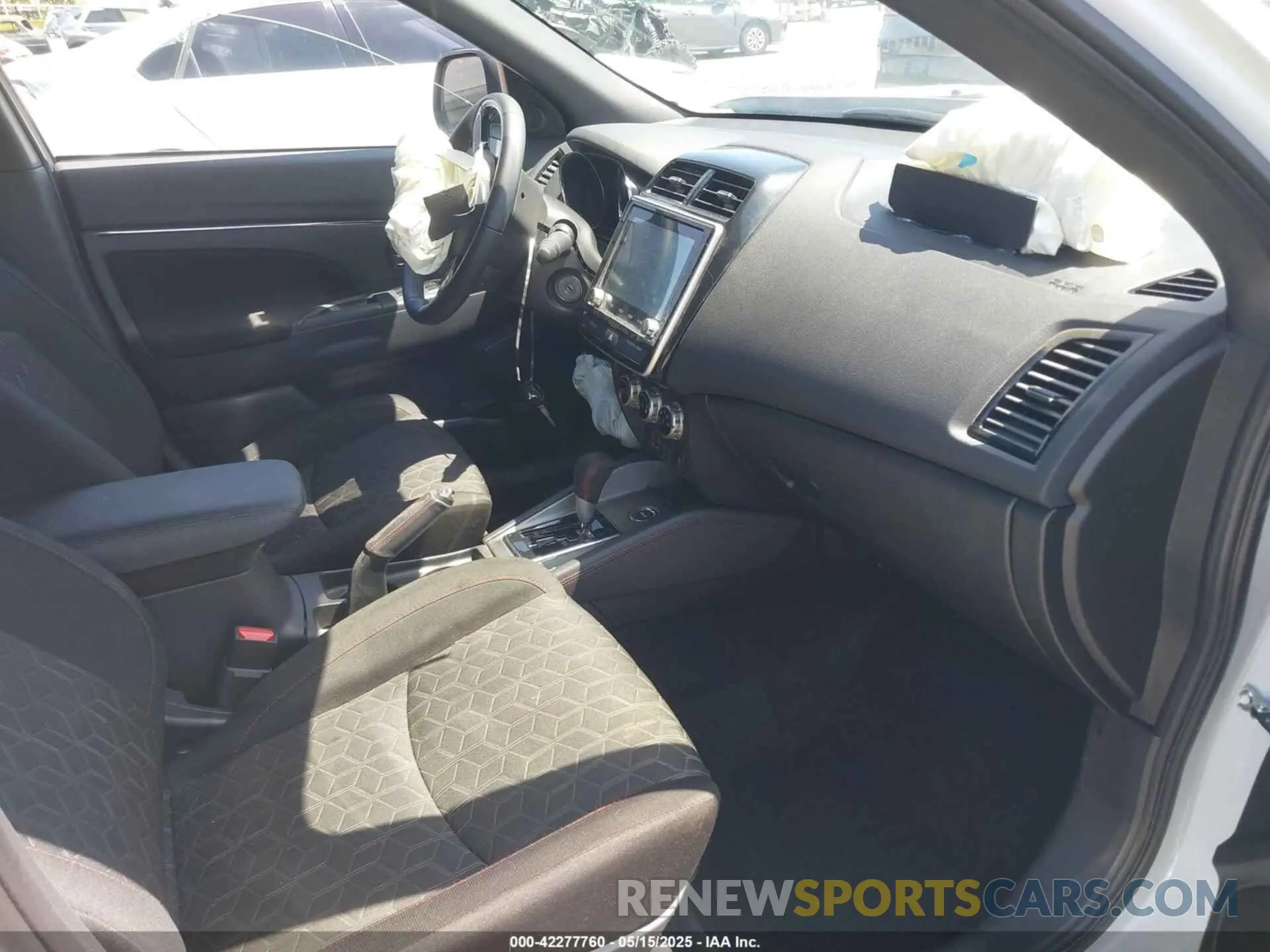5 fotografías del automóvil dañado JA4ARUAU4RU005267 MITSUBISHI OUTLANDER SPORT 2024