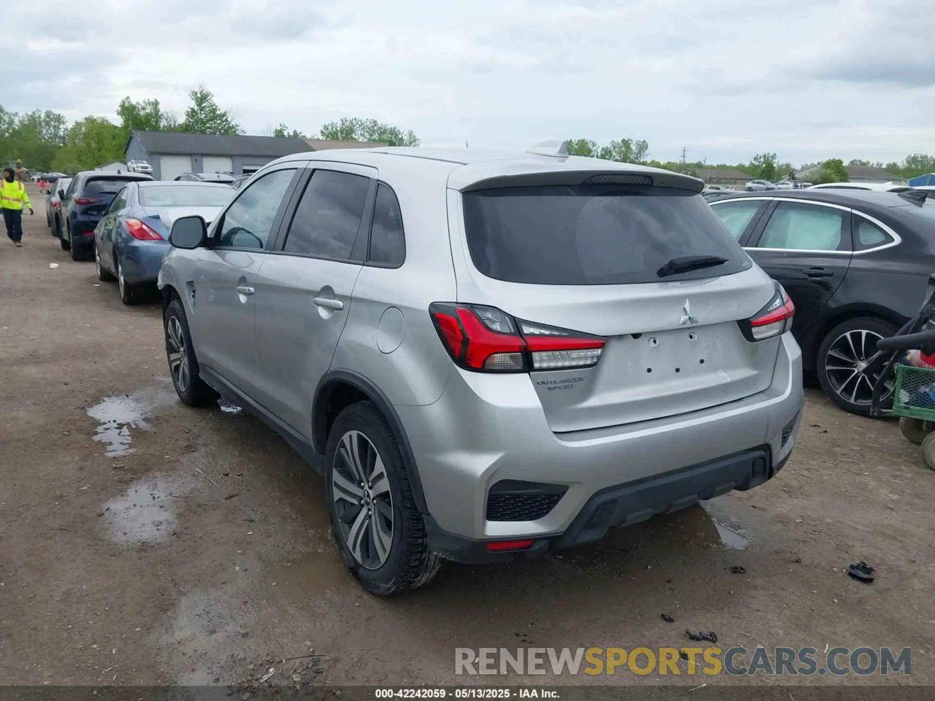 3 fotografías del automóvil dañado JA4ARUAU5RU005939 MITSUBISHI OUTLANDER SPORT 2024