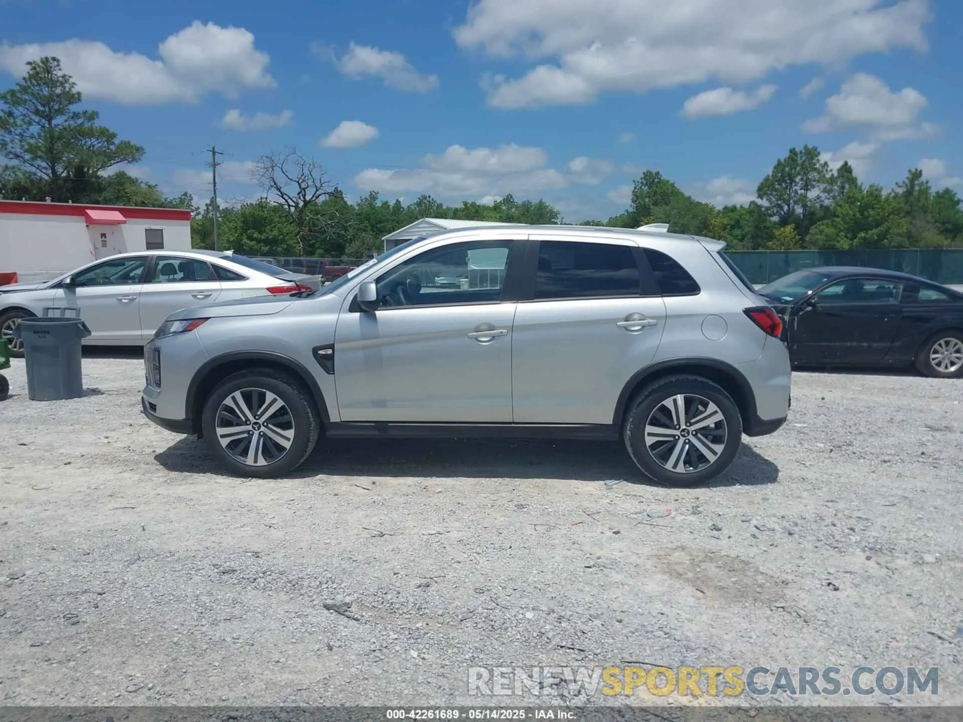 14 fotografías del automóvil dañado JA4ARUAU8RU025568 MITSUBISHI OUTLANDER SPORT 2024