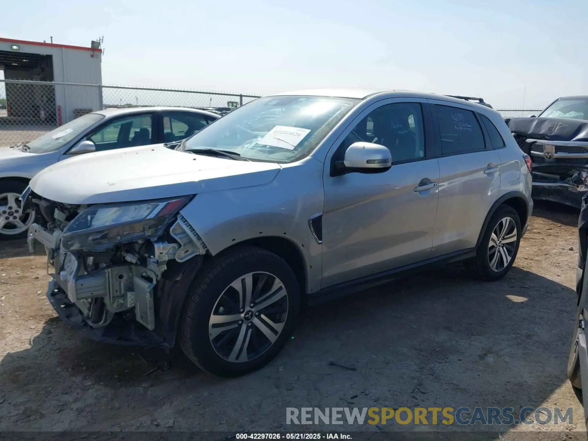 2 fotografías del automóvil dañado JA4ARUAUXRU008206 MITSUBISHI OUTLANDER SPORT 2024