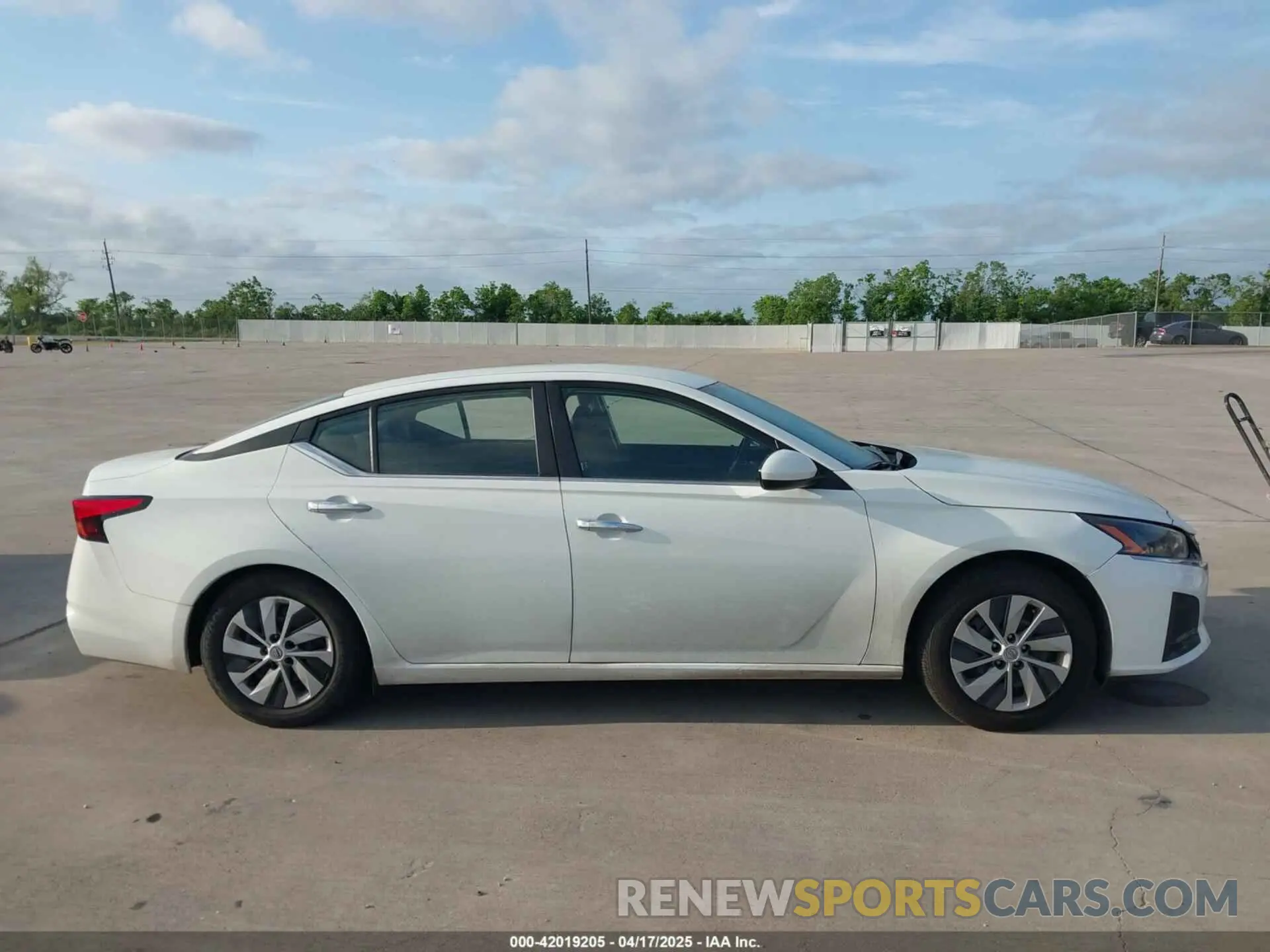 13 fotografías del automóvil dañado 1N4BL4BV0PN344432 NISSAN ALTIMA 2023