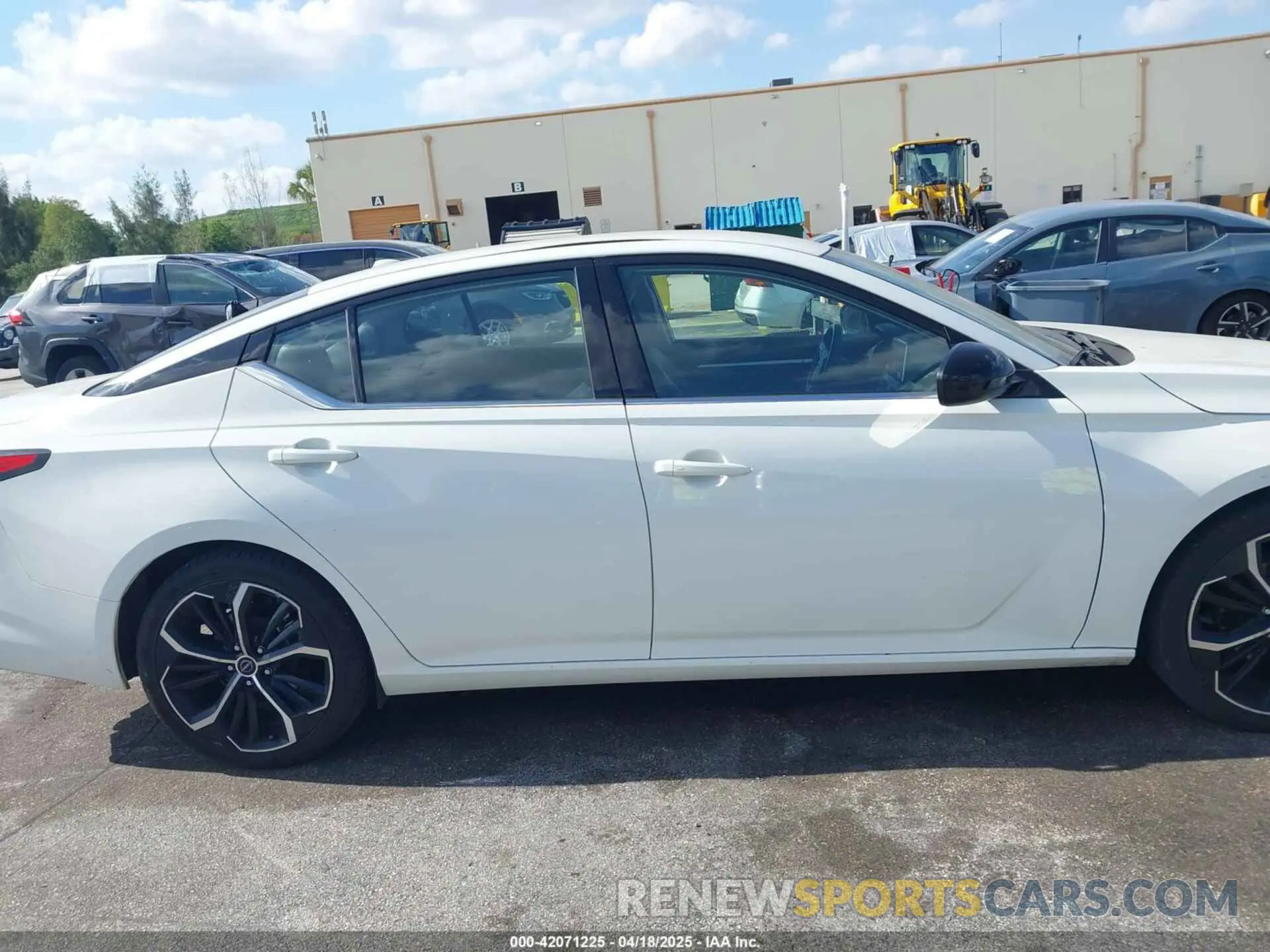 13 fotografías del automóvil dañado 1N4BL4CV5PN346367 NISSAN ALTIMA 2023