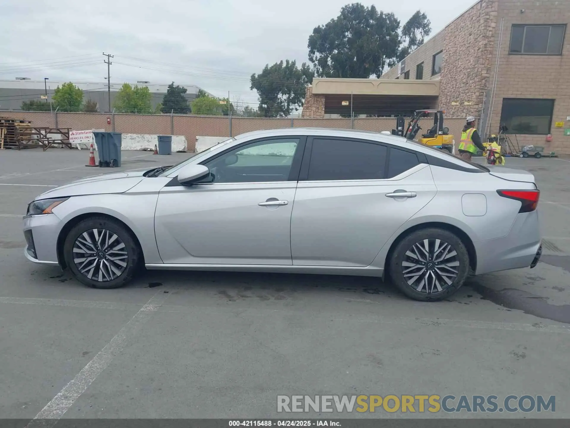 14 fotografías del automóvil dañado 1N4BL4DV5PN372417 NISSAN ALTIMA 2023