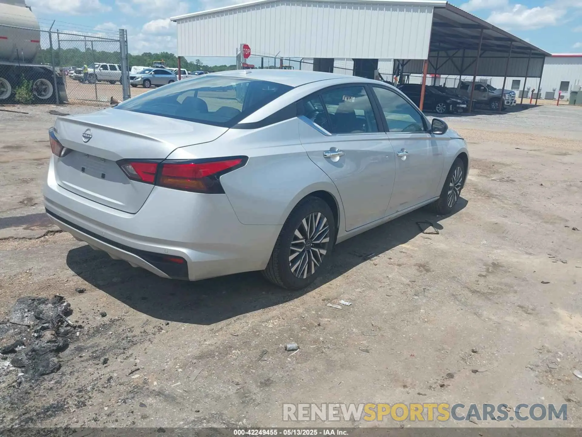 4 fotografías del automóvil dañado 1N4BL4DV5SN366660 NISSAN ALTIMA 2025