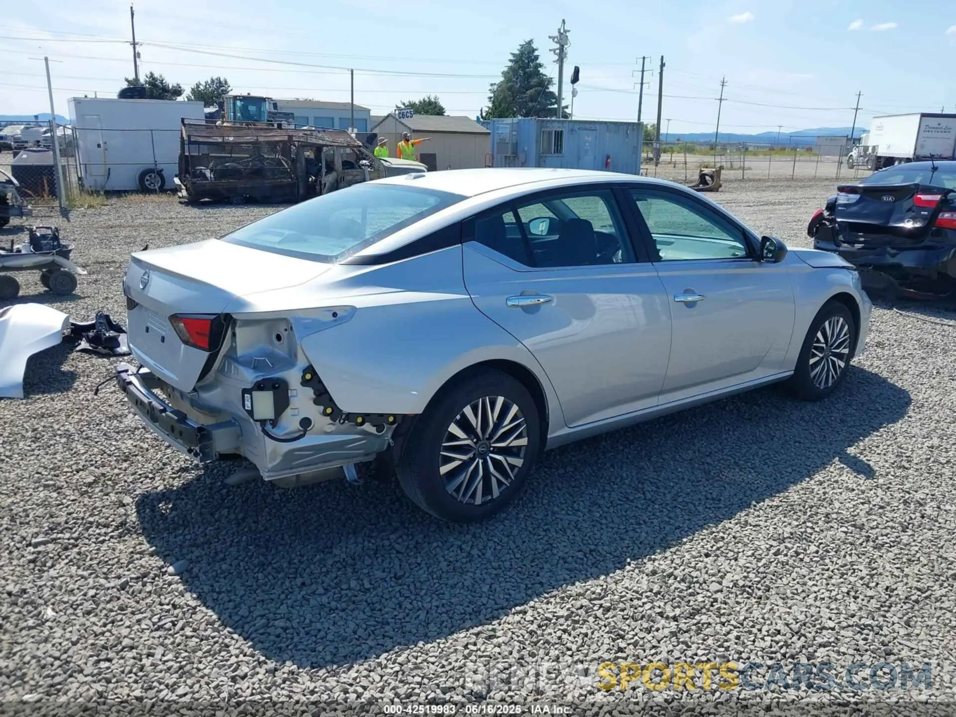 4 fotografías del automóvil dañado 1N4BL4DV6SN365033 NISSAN ALTIMA 2025