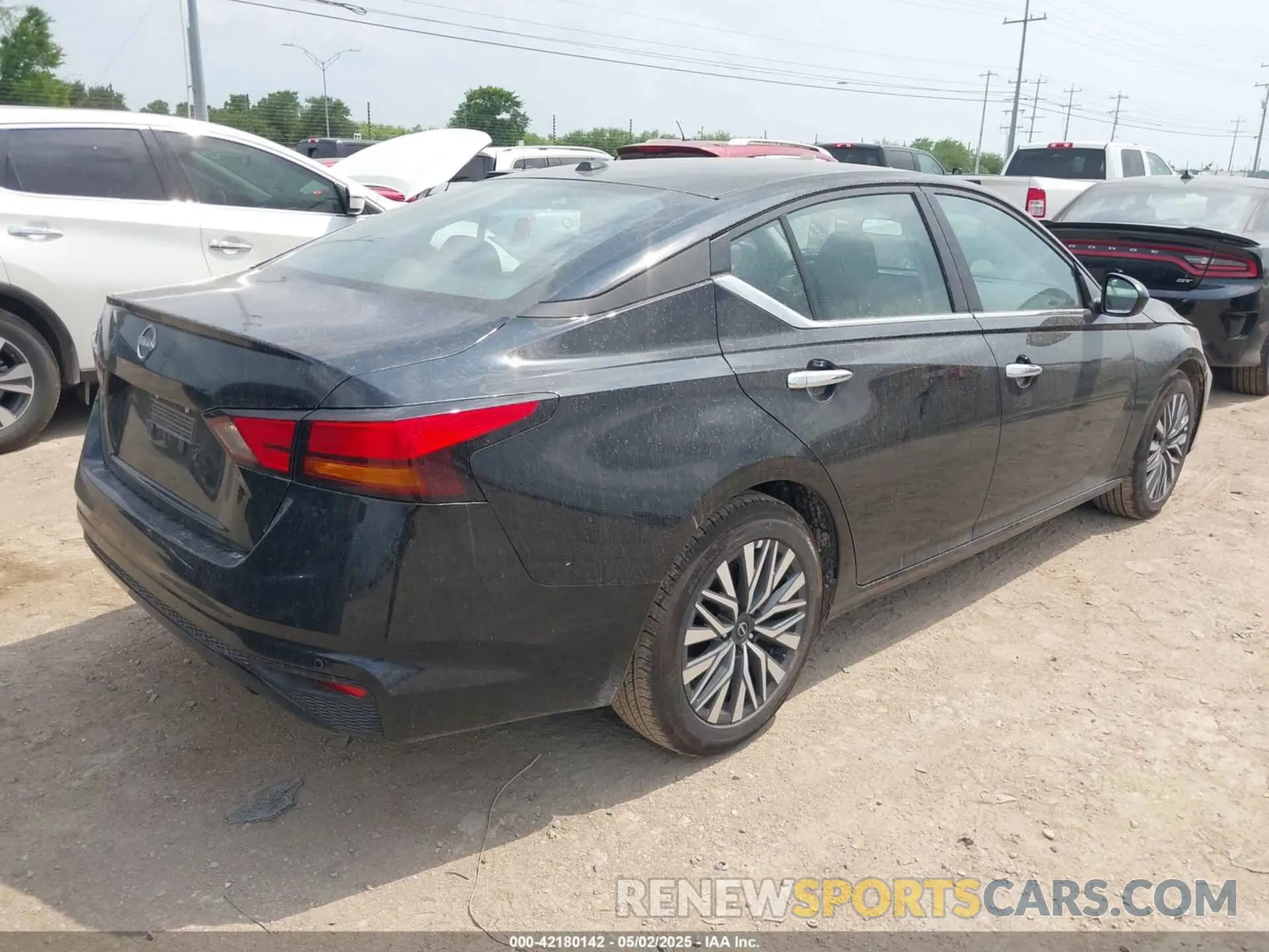 4 fotografías del automóvil dañado 1N4BL4DV9SN369058 NISSAN ALTIMA 2025