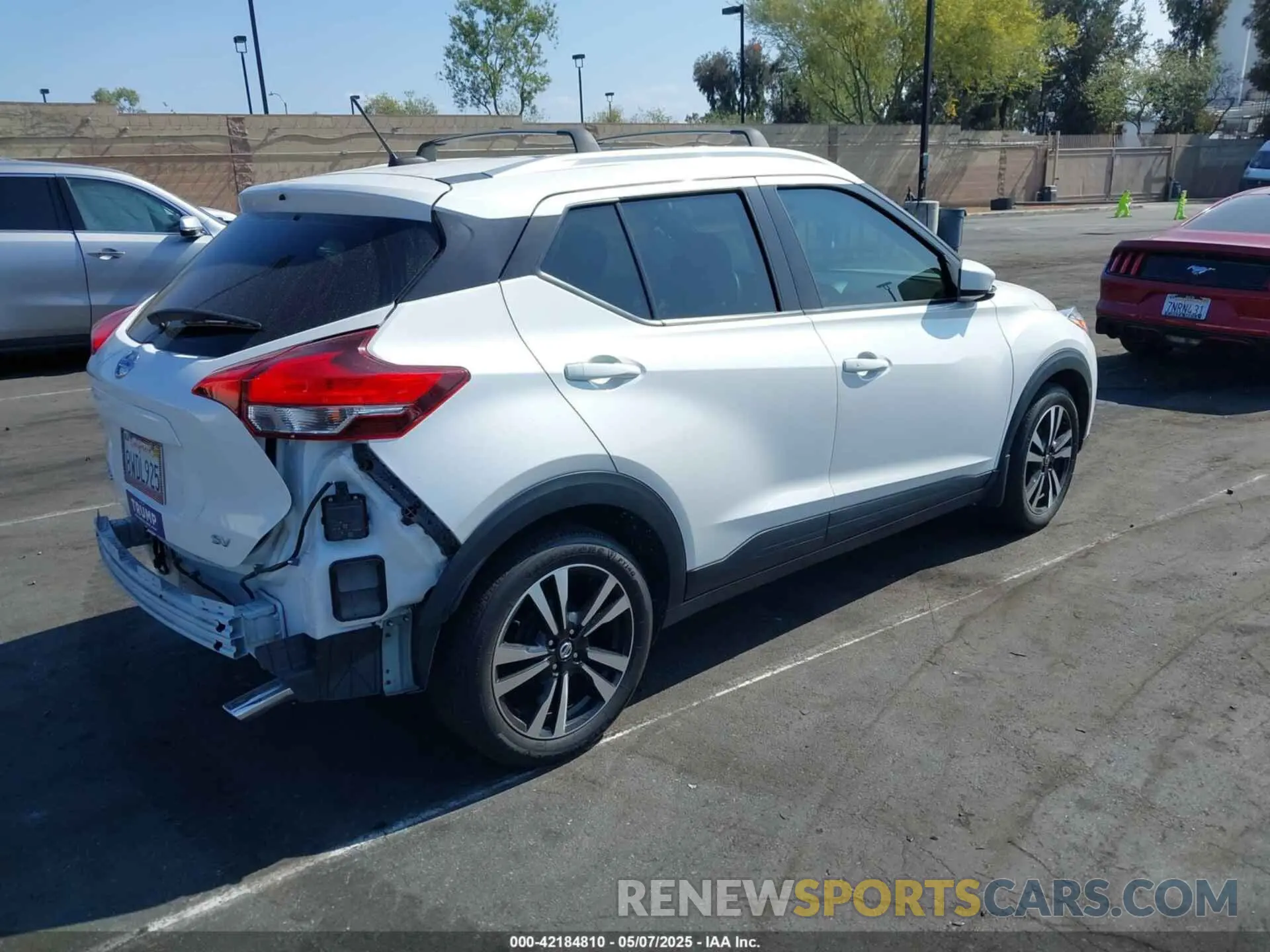 4 fotografías del automóvil dañado 3N1CP5CU0KL506943 NISSAN KICKS 2019