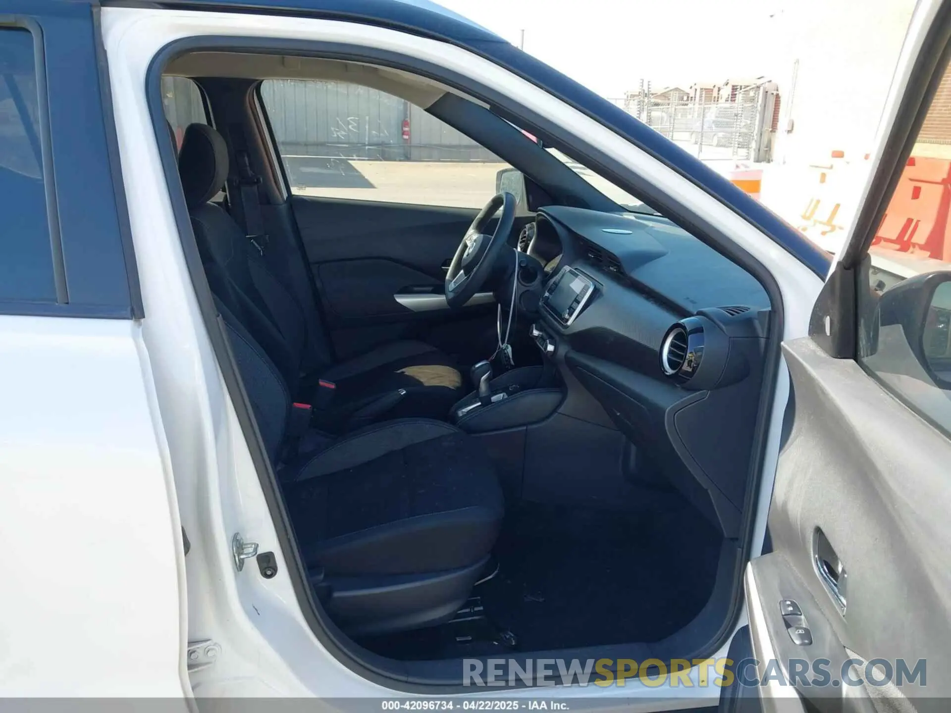 5 fotografías del automóvil dañado 3N1CP5CU1KL517109 NISSAN KICKS 2019