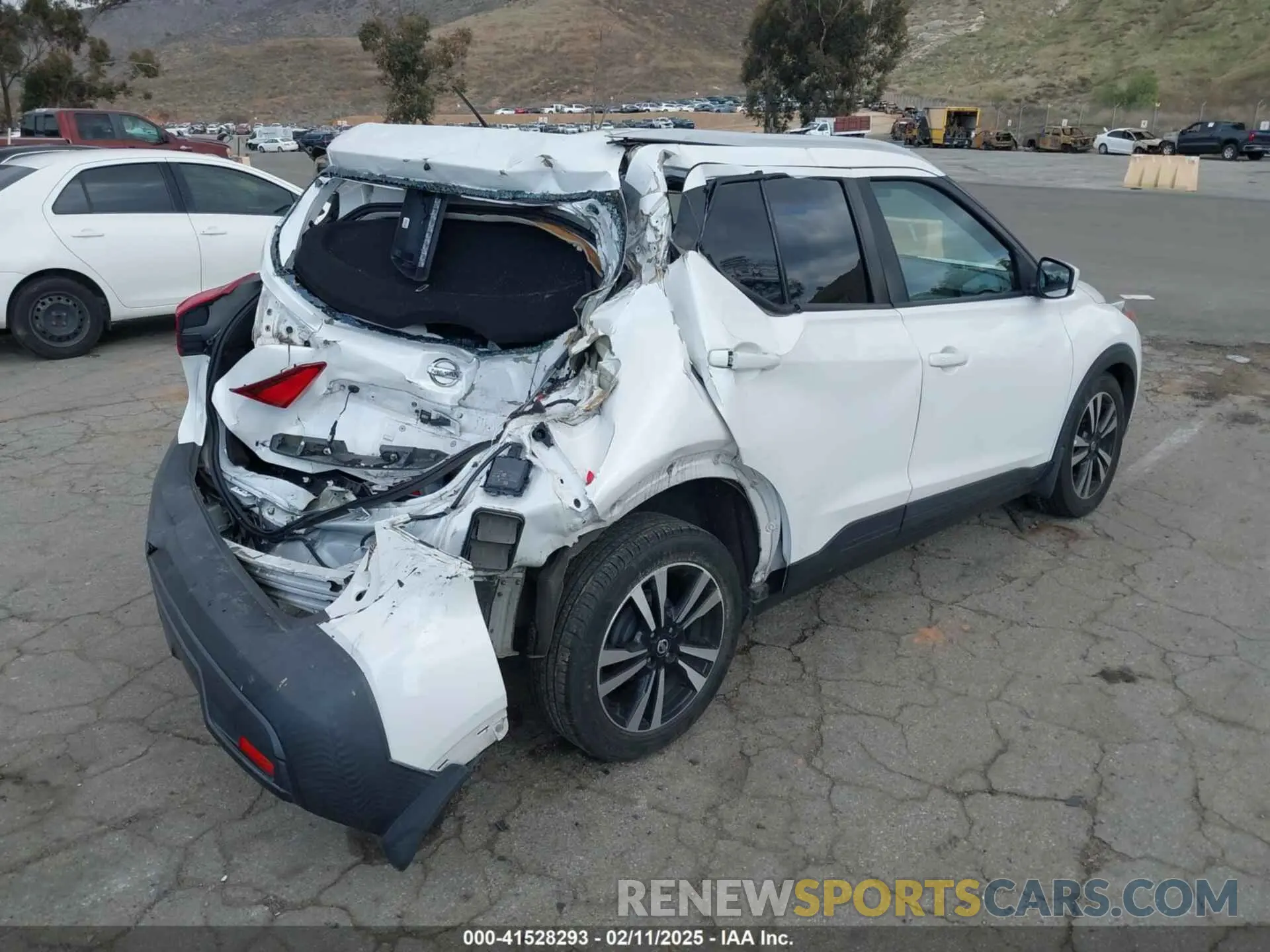 4 fotografías del automóvil dañado 3N1CP5CU2KL559112 NISSAN KICKS 2019