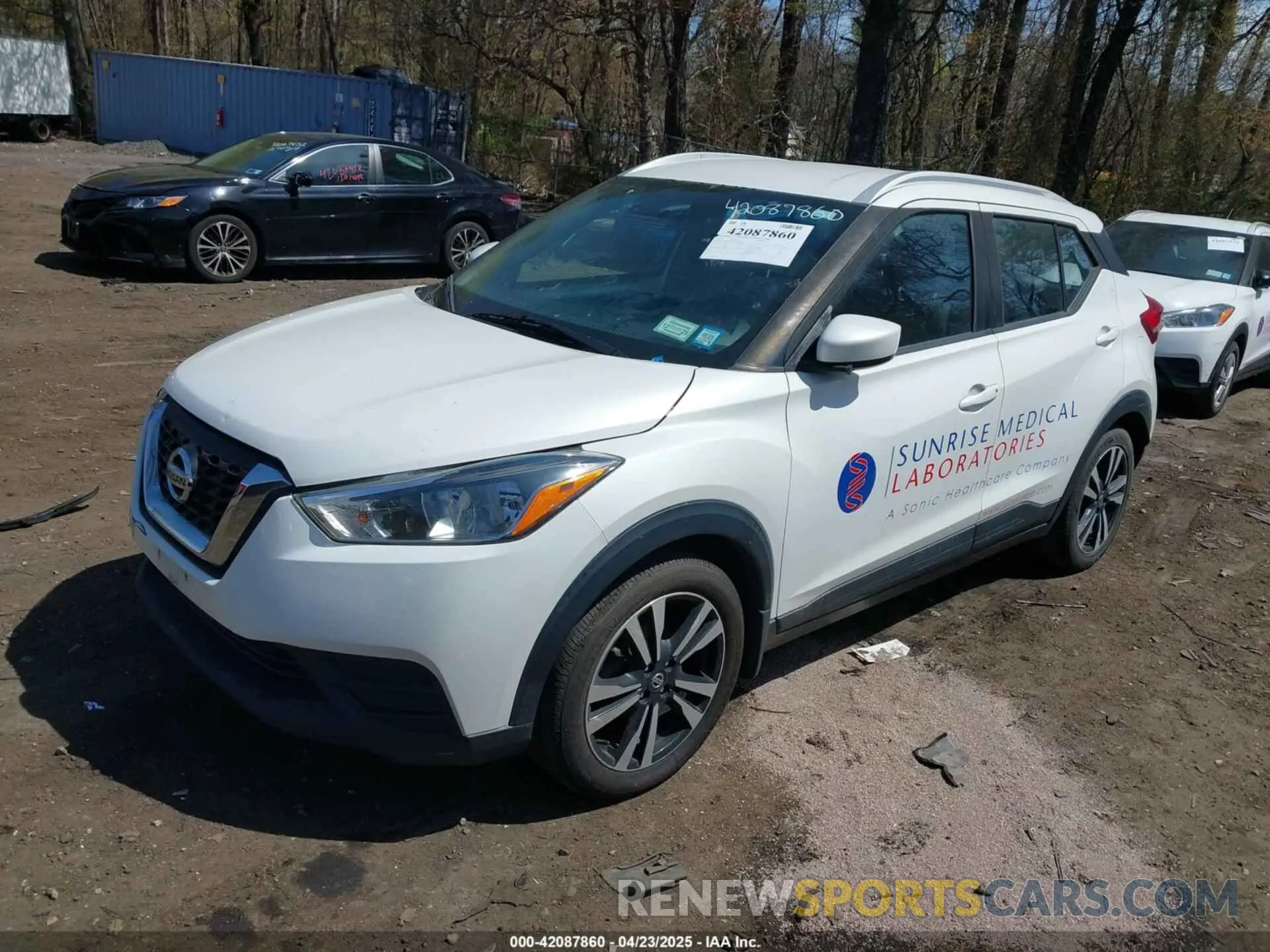 2 fotografías del automóvil dañado 3N1CP5CU3KL484582 NISSAN KICKS 2019