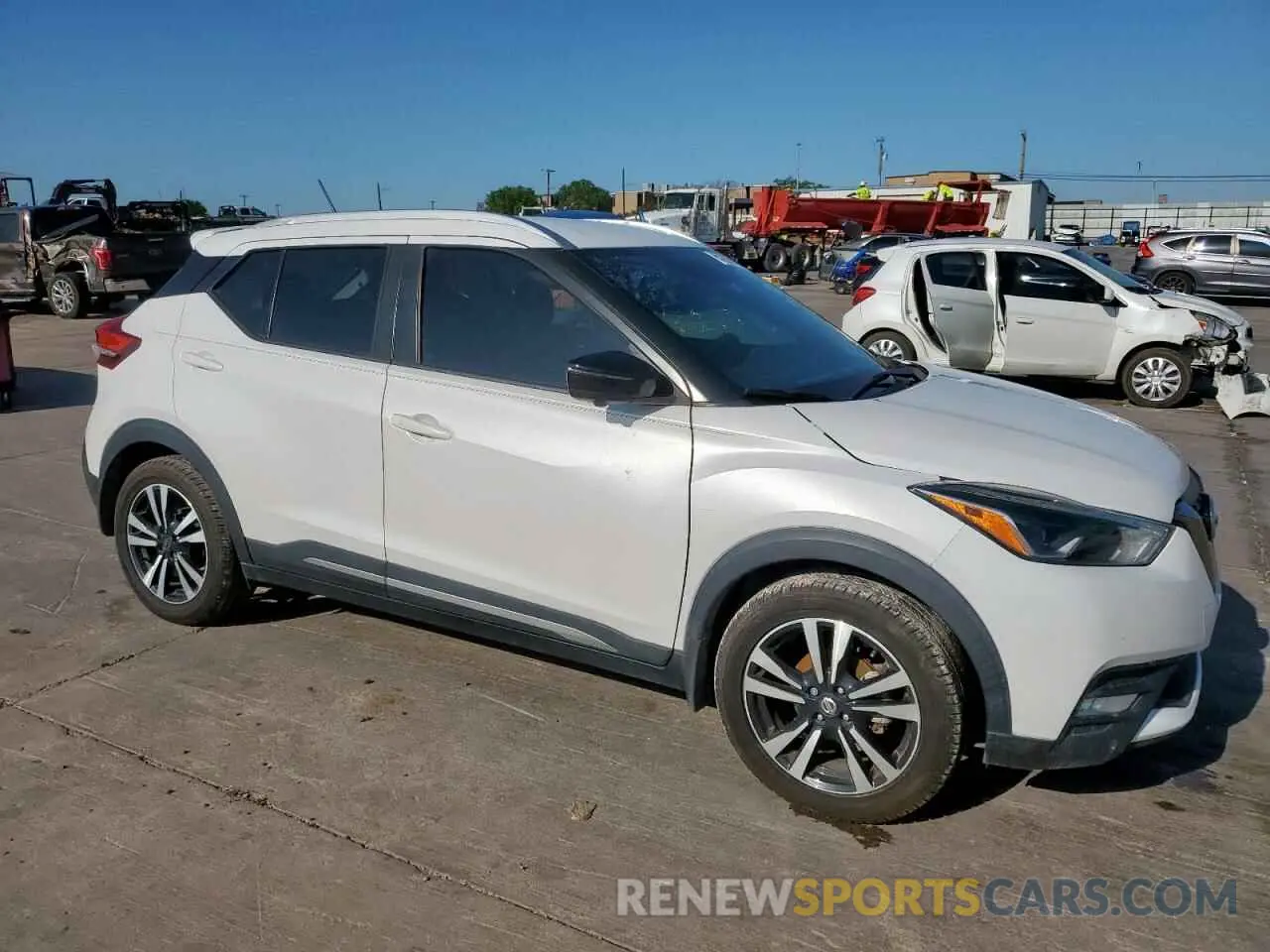 4 fotografías del automóvil dañado 3N1CP5CU3KL492133 NISSAN KICKS 2019